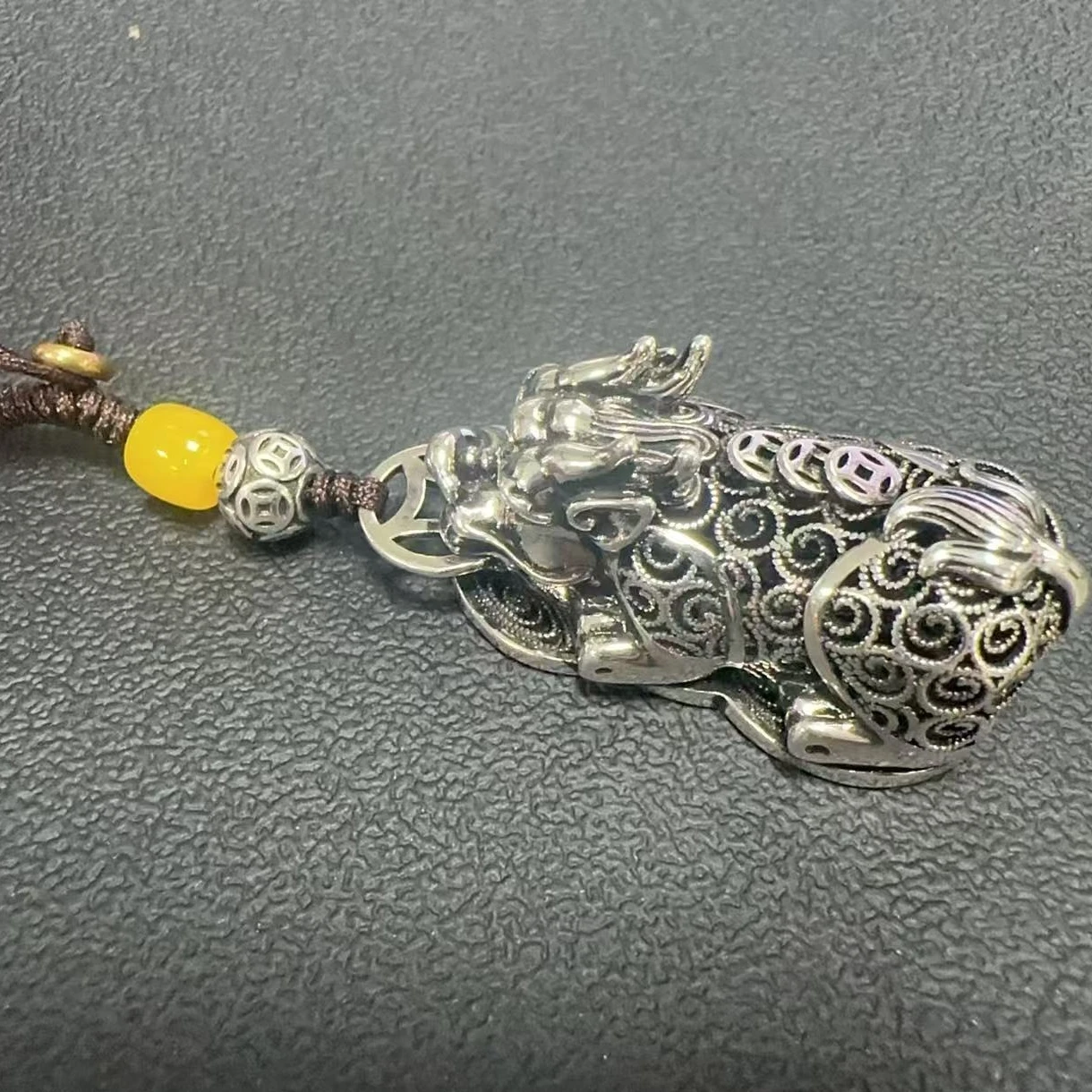 

Брелок с подвеской в виде животного «Счастливое богатство», мужские ювелирные изделия, рельефная монета в этническом стиле, дизайн Pixiu, автомобильные аксессуары для мужчин, подарок