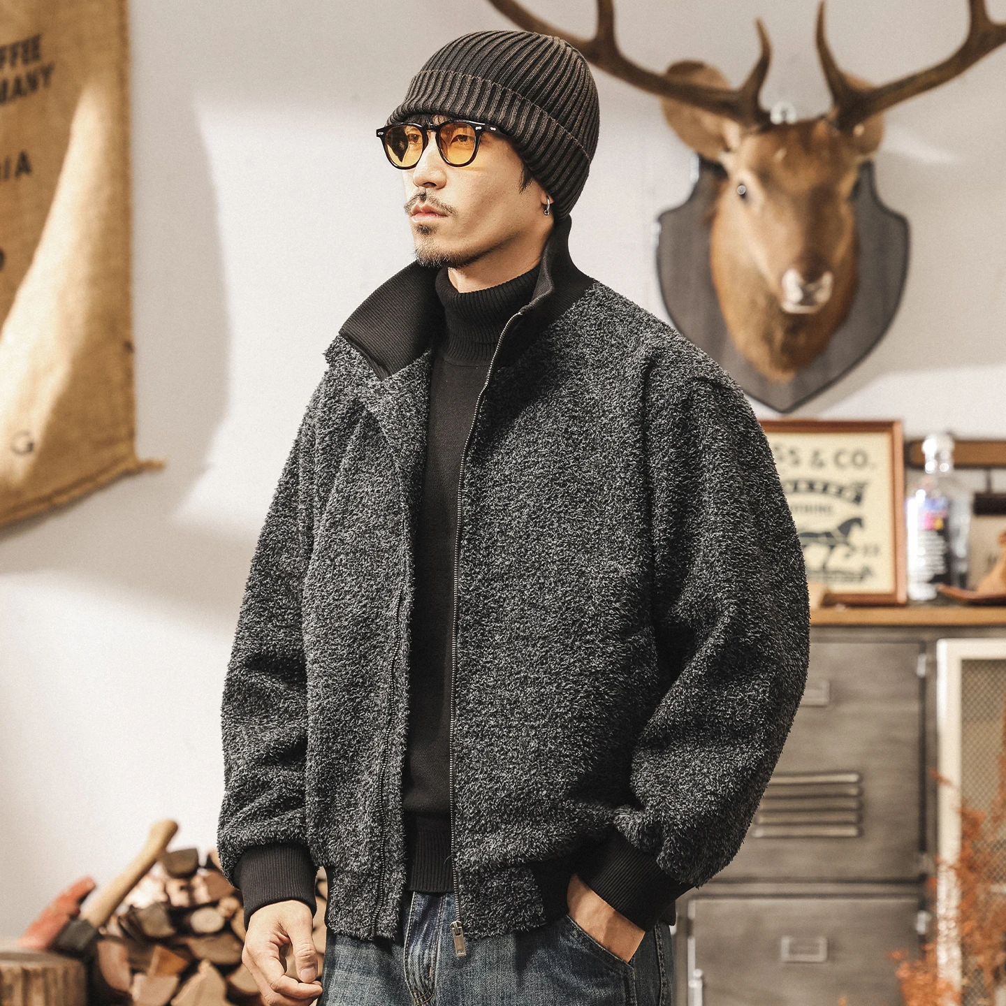 The new autumn and winter collection features a retro denim velvet jacket and a trendy semi-high-neck loose casual coat