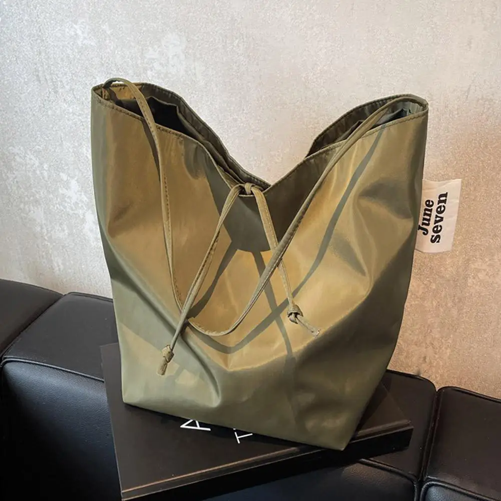 Neu eingetroffene große Nylon-Umhängetasche für Damen, minimalistischer, lässiger Stil, Vintage-Einkaufstasche mit Kordelzug und Schnalle – Detail 9