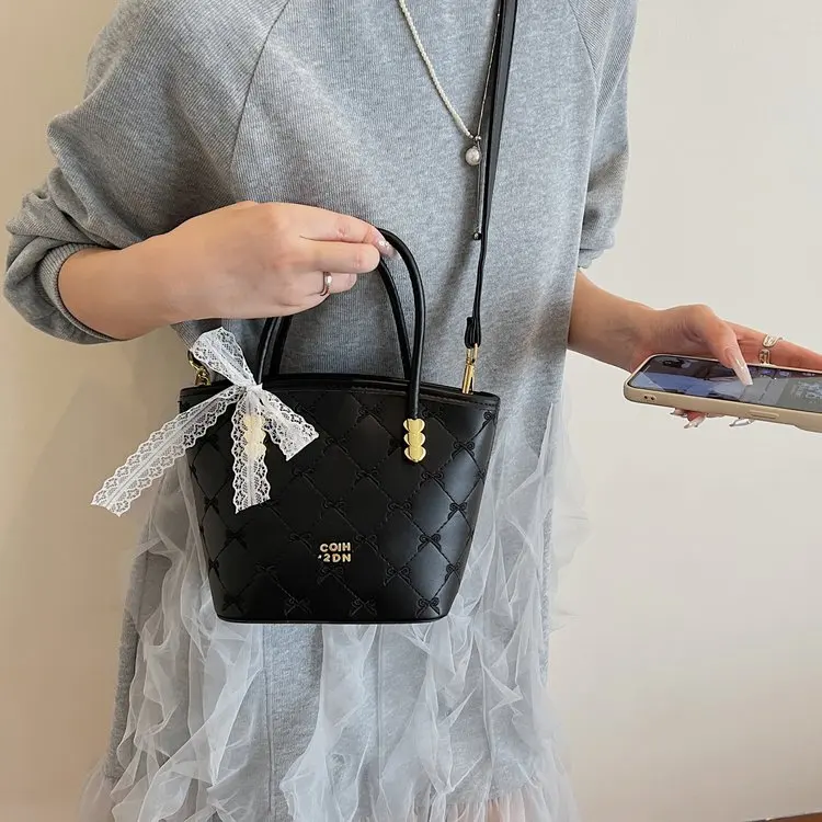 

2025 Autumn New 239 High-end Sense Simple Explosion Summer Average Size PU Bucket Bag Shoulder Bag Zipper