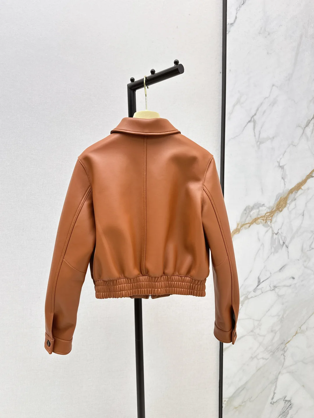 Giacca in vera pelle dal design con risvolto dentellato, elegante e vestibilità slim per un look lusinghiero, ultra morbida e confortevole