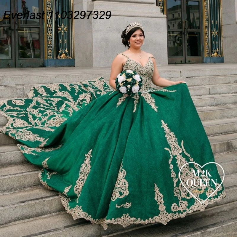 EVLAST Emerald Green Quinceanera Dress Ball Gown Gold Lace Applique Bead con Cape Mexico Sweet 16 Vestidos De XV 15 Anos TQD724