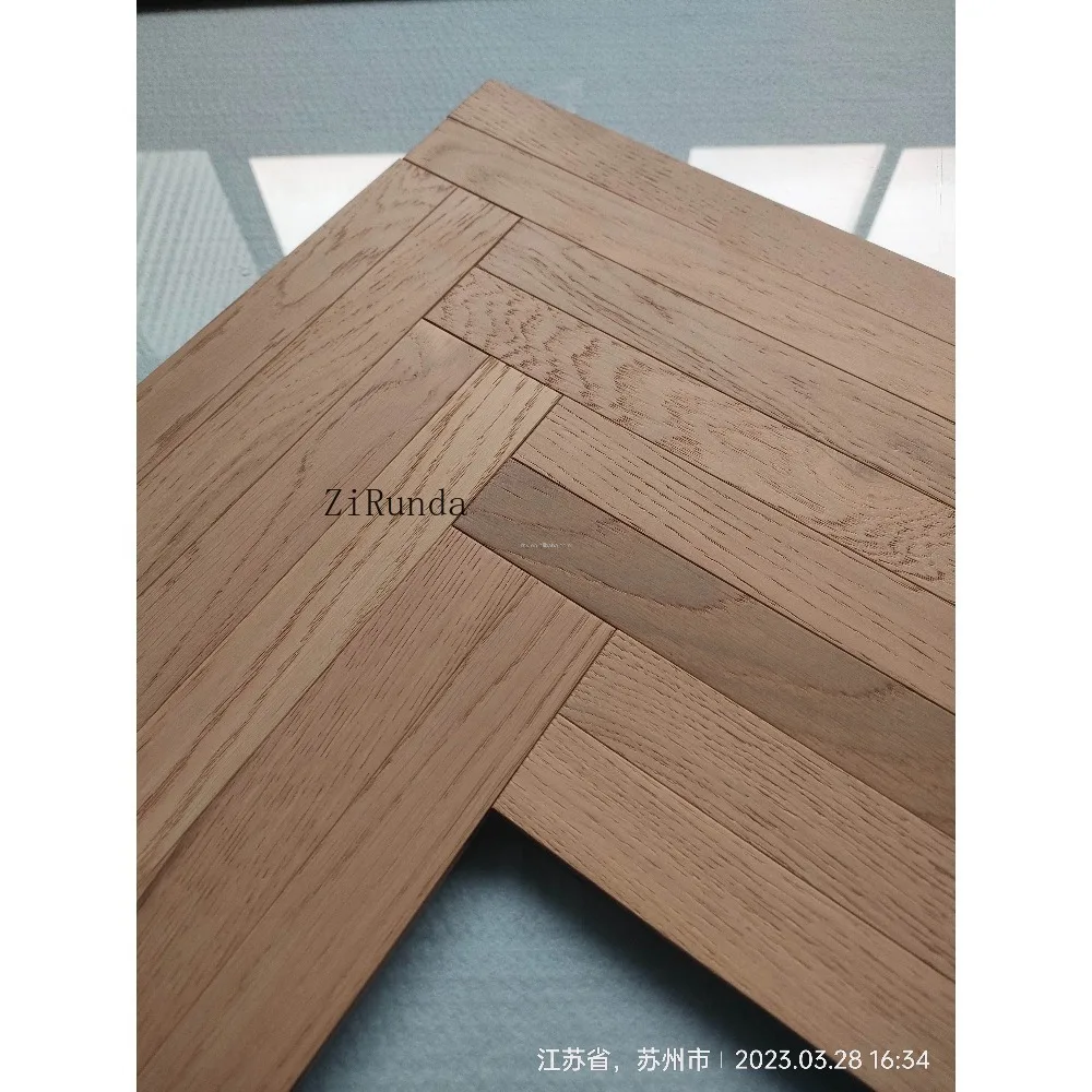 Versión personalizada del piso en espiga, piso de madera dura de roble diseñado con tiras cepilladas finas y modernas