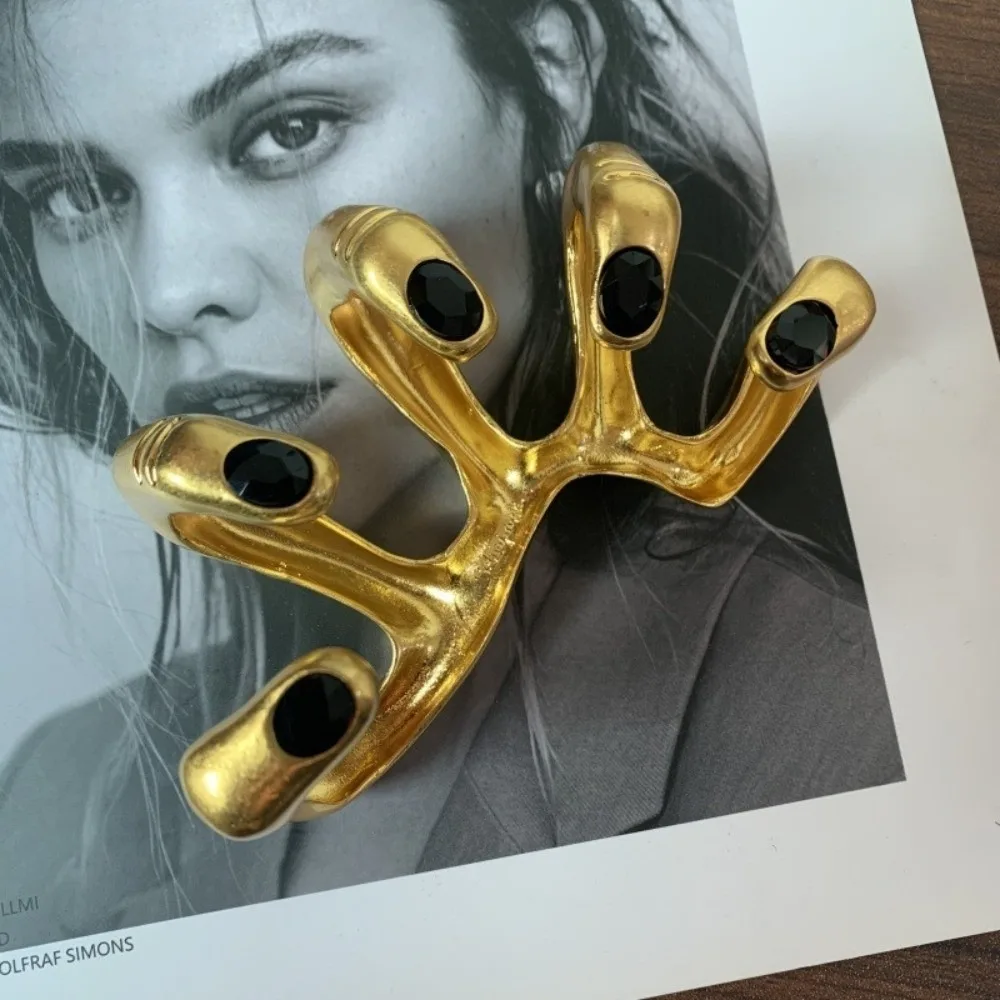 Big Hand Design Fashion Show Ring Heavy-Work Luxury Hand-In-Prayer Design Exaggerated Metal Ring Elegant Alloy