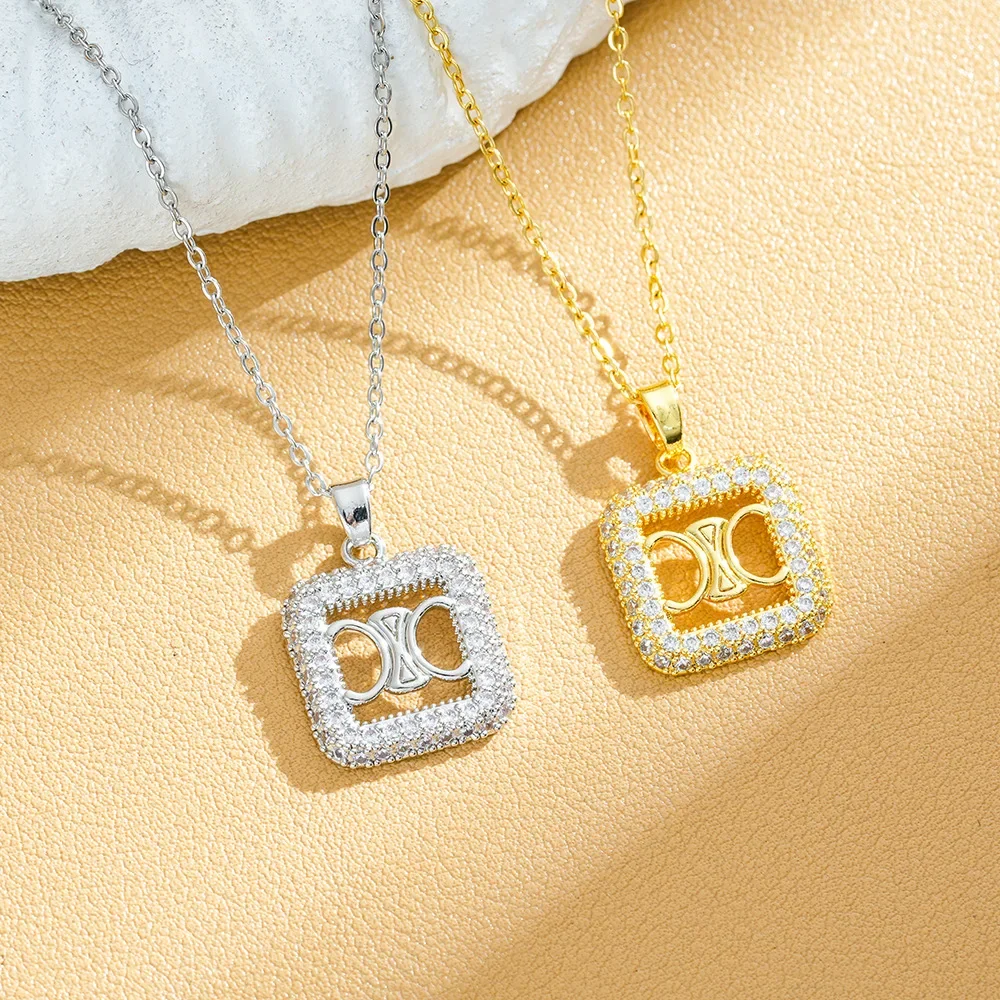 Новое простое, но легкое, роскошное ожерелье из титановой стали с буквами, инкрустированное бриллиантами. Модно.