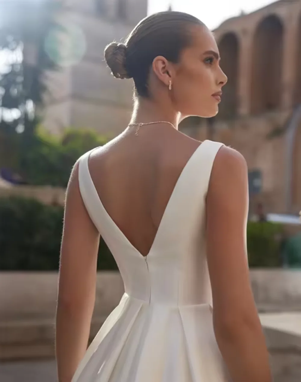 シンプルなサテンのウェディングドレス V ネックプリーツ A ラインバックレスビーチ花嫁プロムパーティードレスエレガントなブライダルドレス女性のためのカスタマイズ