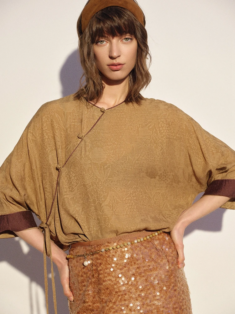 

Женская рубашка с круглым вырезом и рукавом 3/4, окрашенная растительными красителями, из дышащей ткани, в новом китайском стиле, с вышивкой, асимметричным подолом, свободного кроя.