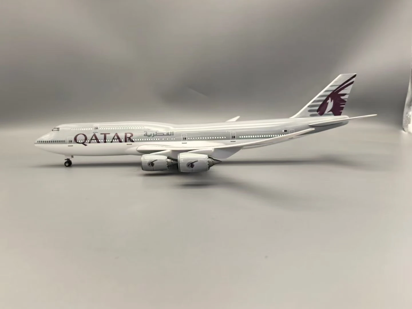 B747 نموذج طائرة 1:130 مقياس الطائرات قطر دييكاست الراتنج مجموعة الطائرات مع أضواء LED عرض ديكور المنزل