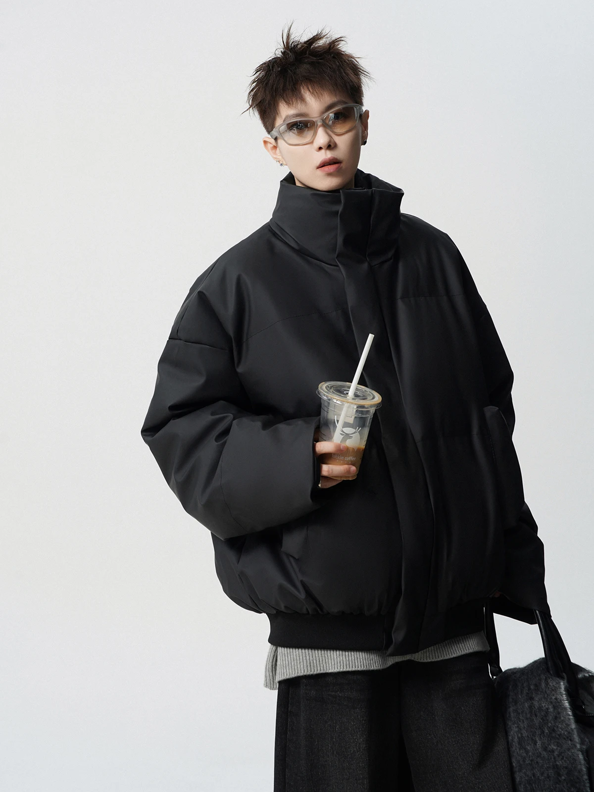 سترة باركاس رمادية فضفاضة ذات ياقة ثابتة على الطراز الأمريكي لشتاء 2025 سترة عالية الشارع رائعة وبسيطة باللون الأسود منقوشة من القطن #5