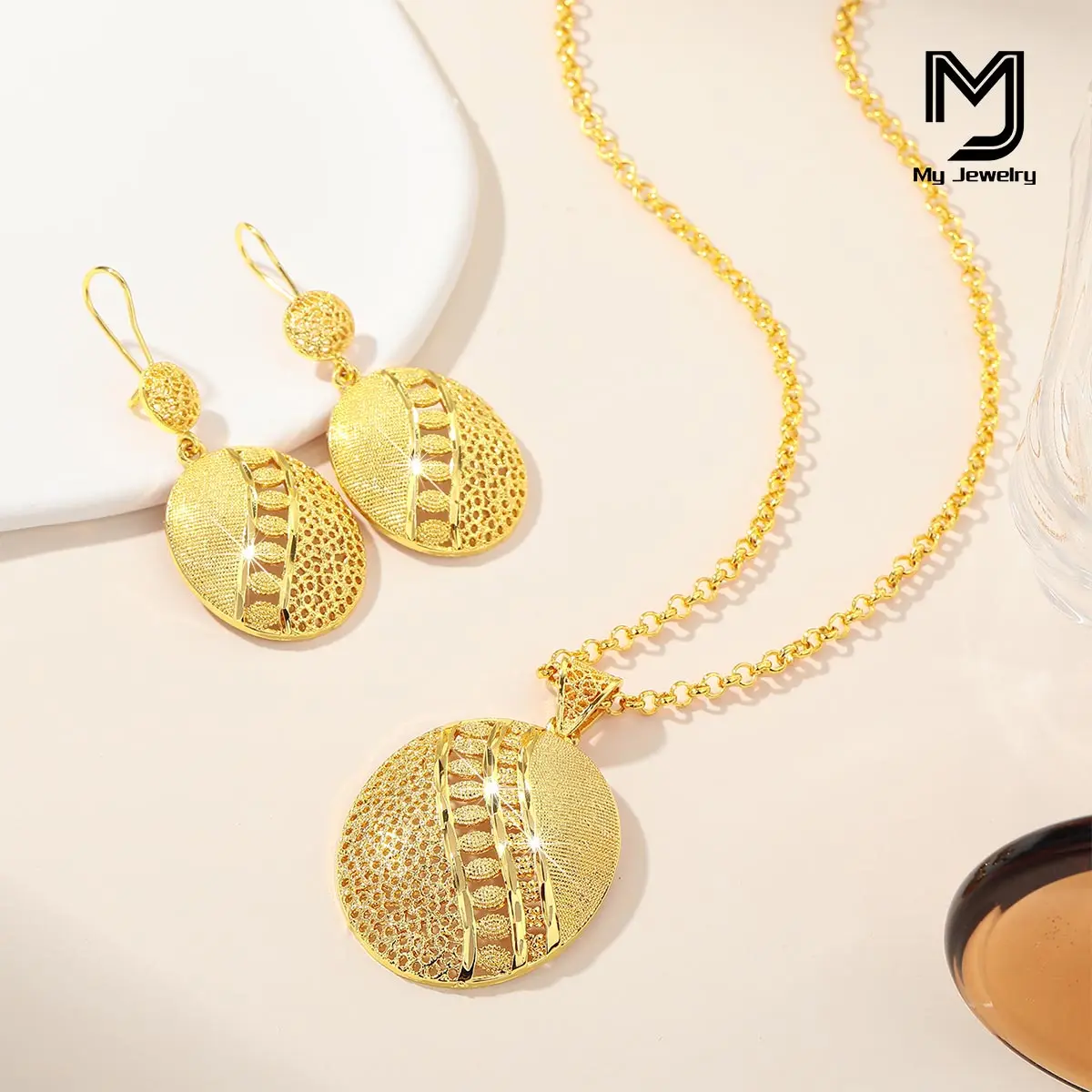 

Dubai Fashion Women's Geometric Elegant Hollow Necklace Light Luxury Gold Earrings Jewelry Set Daily Casual Holiday Gift