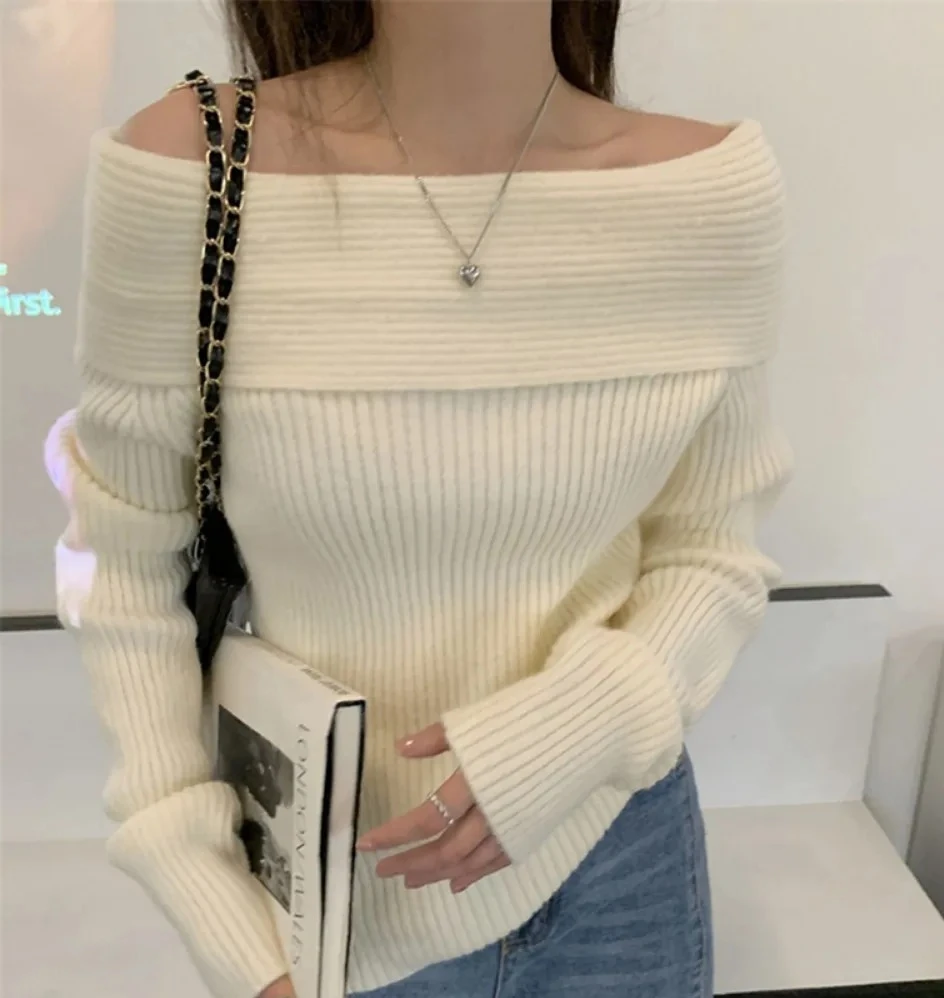 

Sexy White Flat-neck Sweater Base with Feminine Collarbone Off-the-shoulder Sweater