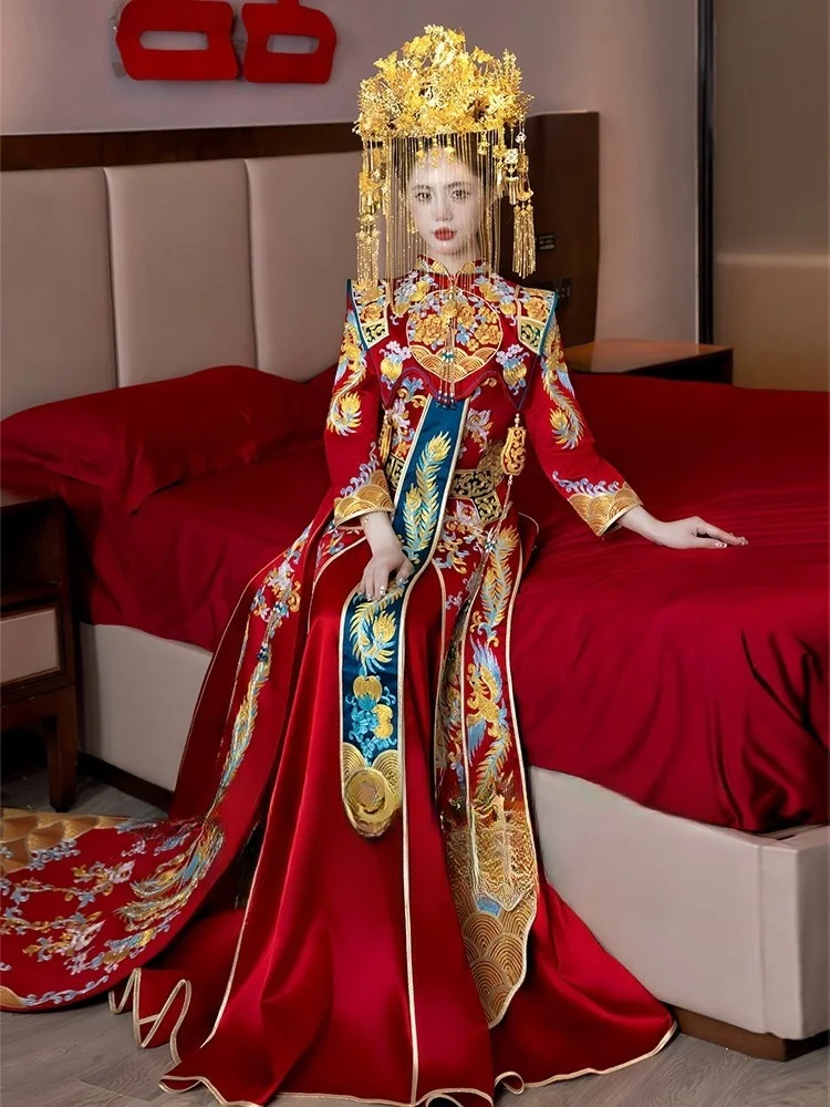 

A new style of Chinese-style wedding dress with heavy-duty tail embroidery featuring dragon and phoenix jackets crowns red robes