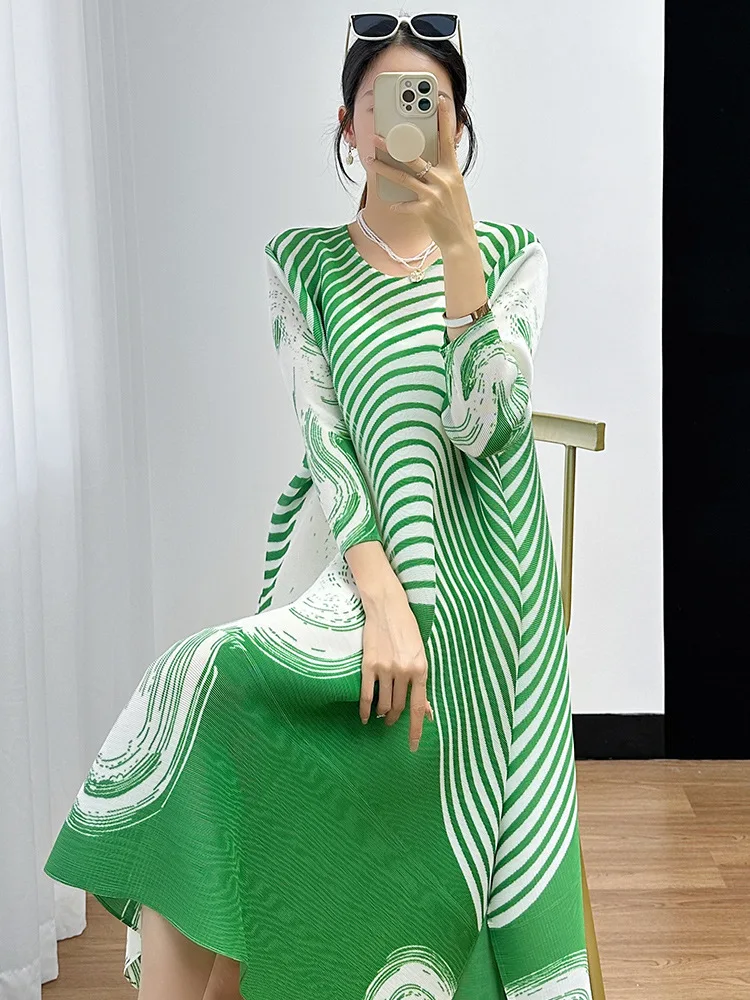 Cross Border Hot Selling Hot Selling A-line Long Sleeved Dress for Women, Loose Fit Large Size Printed Elastic Three House Dress