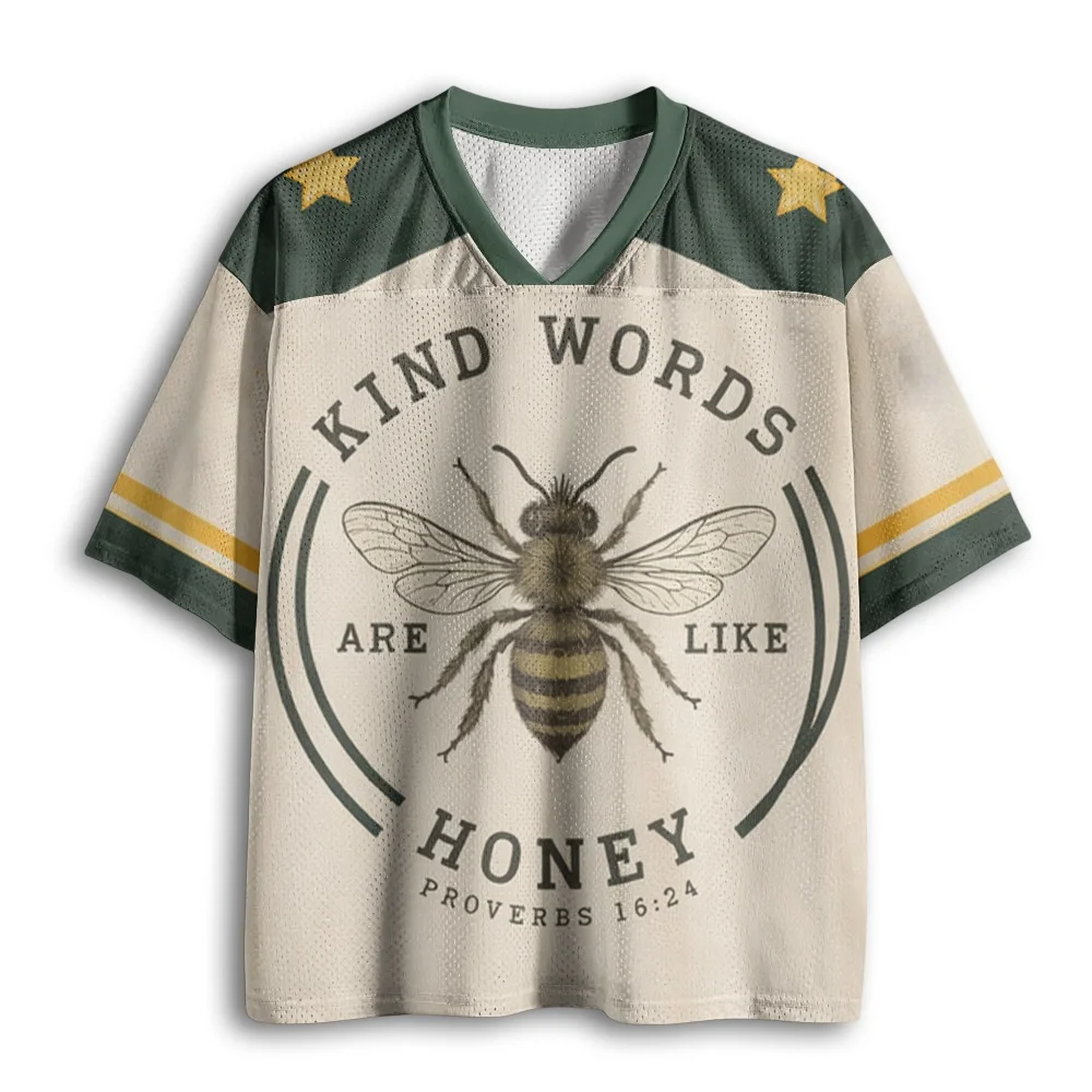 camisa-de-futebol-vintage-com-decote-em-v-e-malha-estampa-de-frase-'bee-kind-words-honey'-manga-listrada-verde-e-dourada-camiseta-esportiva-solta