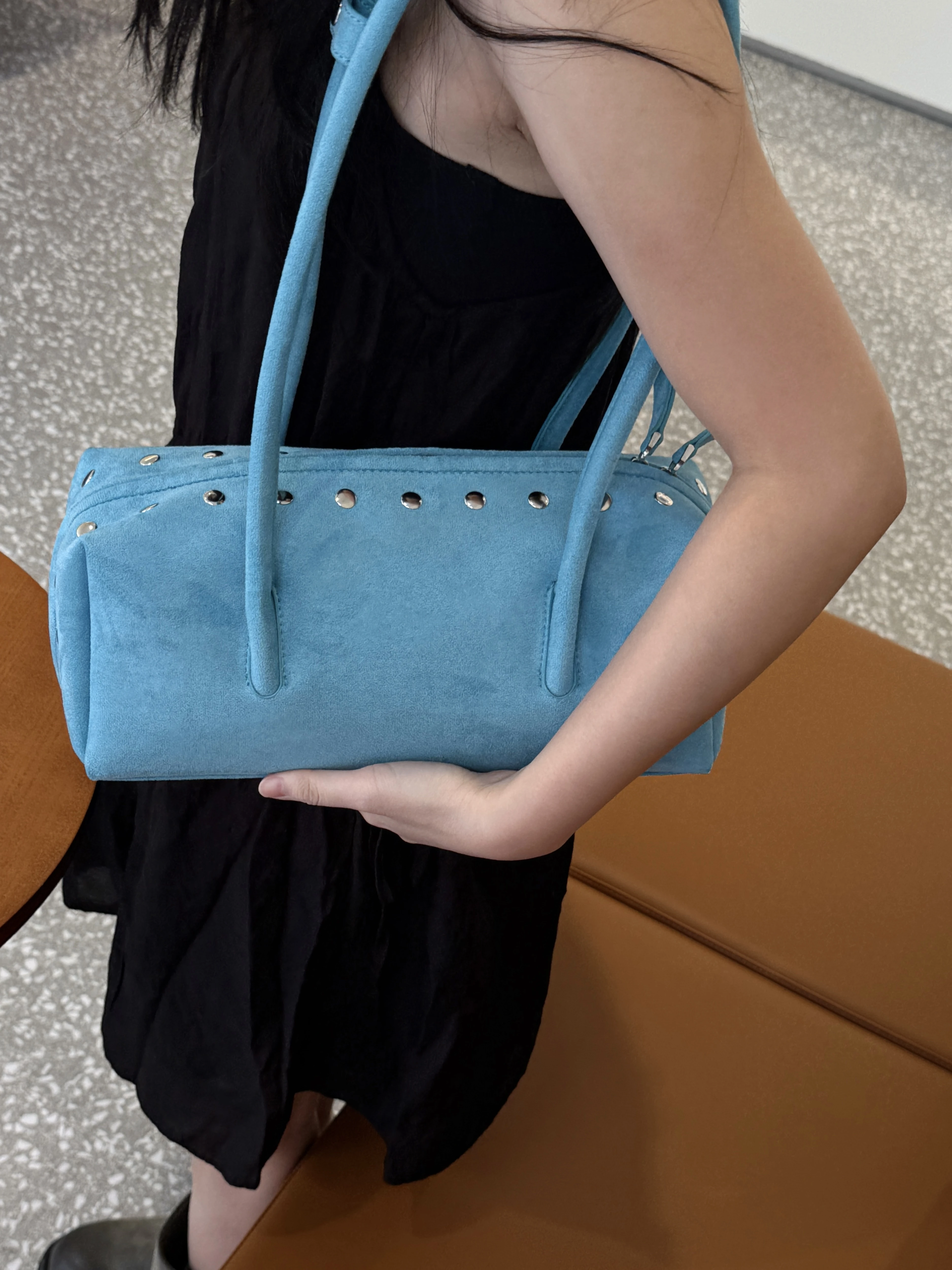 sac-a-main-en-cuir-suede-style-coreen-pour-l’automne-et-l’hiver-sac-a-bandouliere-pour-femmes-ideal-pour-les-trajets-quotidiens-avec-motif-a-rivets-sac-porte-sous-le-bras-forme-rectangulaire-allongee