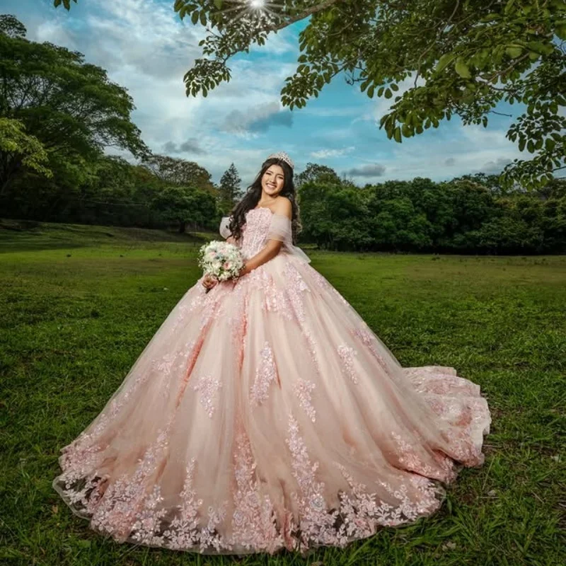 Sukienki Quinceanera w kolorze różowym na zamówienie, z odkrytymi ramionami, cekinowym zdobieniem, koronką i długim trenem, Vestido De 15 Quinceanera