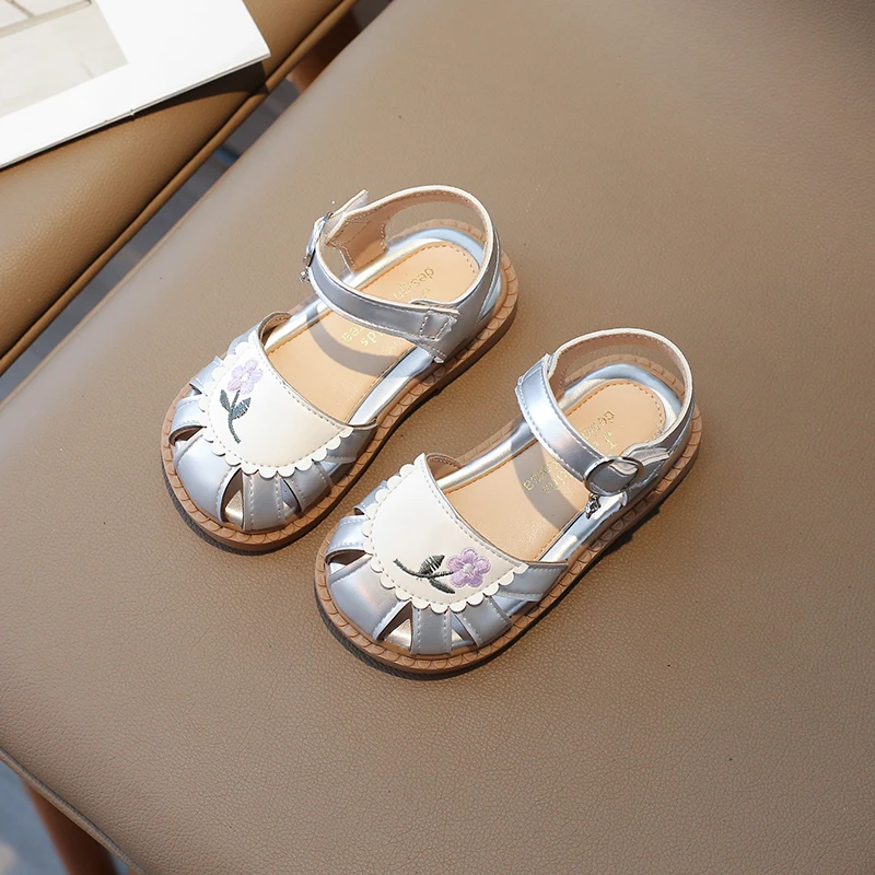 Girls' Princess Sandals 2024 Summer New Chinese Style Embroidered Baotou Soft Sole Silver Leather Beach Shoes 2107