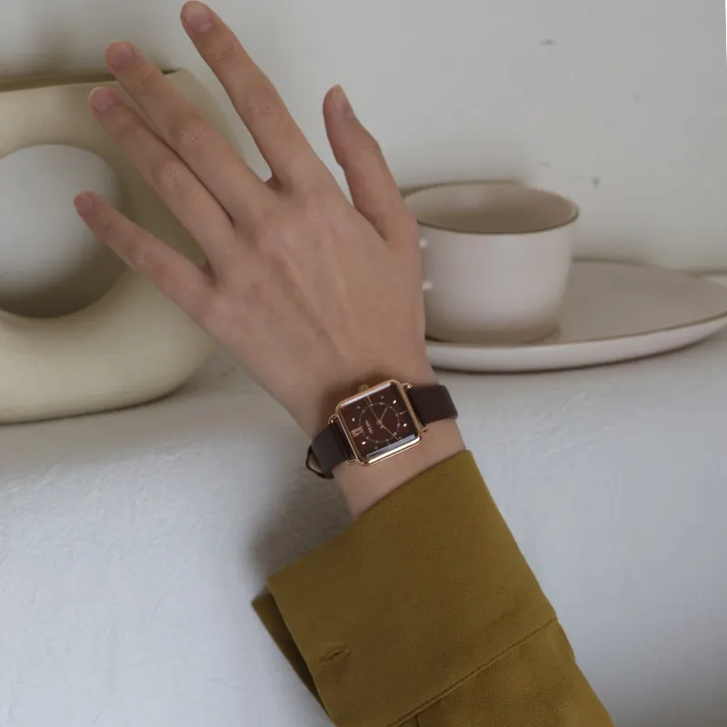 

Женские часы, корейский стиль, винтажный и художественный дизайн, маленький циферблат, элегантный квадратный циферблат, кожаный ремешок, подходит для студентов.