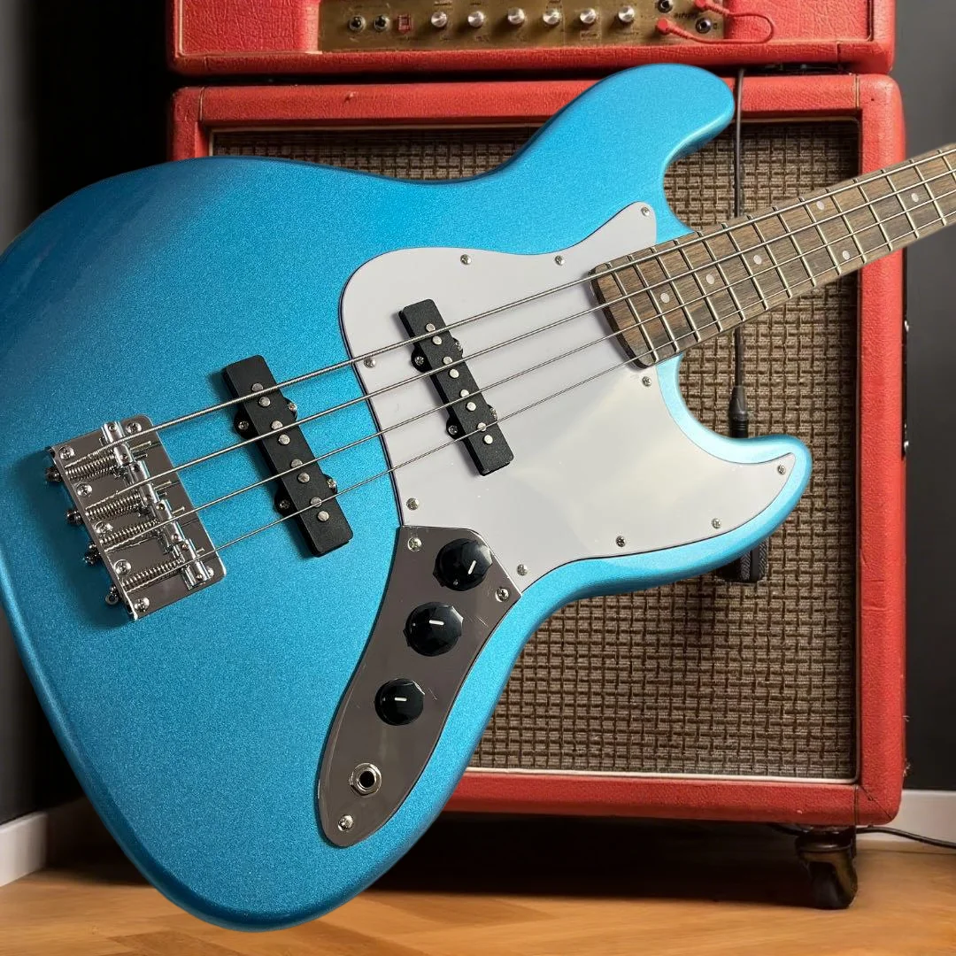 Blaue SQ E-Gitarre mit Erlenholz-Korpus Neujahrsgeschenk Fester Brückenmechanismus Kostenlose Lieferung