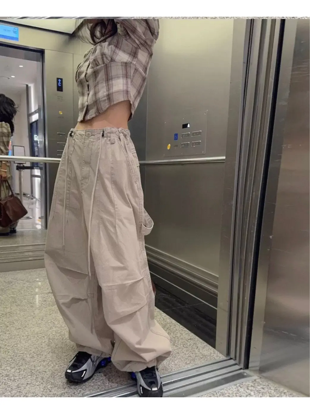 

Стильные нейтральные широкие брюки-карго для женщин, повседневные, с эластичным поясом и шнурком, свободного кроя