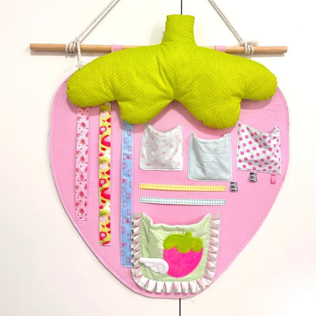 ที่เก็บของติดผนังทำมือสำหรับผู้ใหญ่ที่ชอบความน่ารัก ลายใบโคลเวอร์สี่แฉกและสตรอว์เบอร์รี พร้อมผ้าคลุมกันฝุ่น