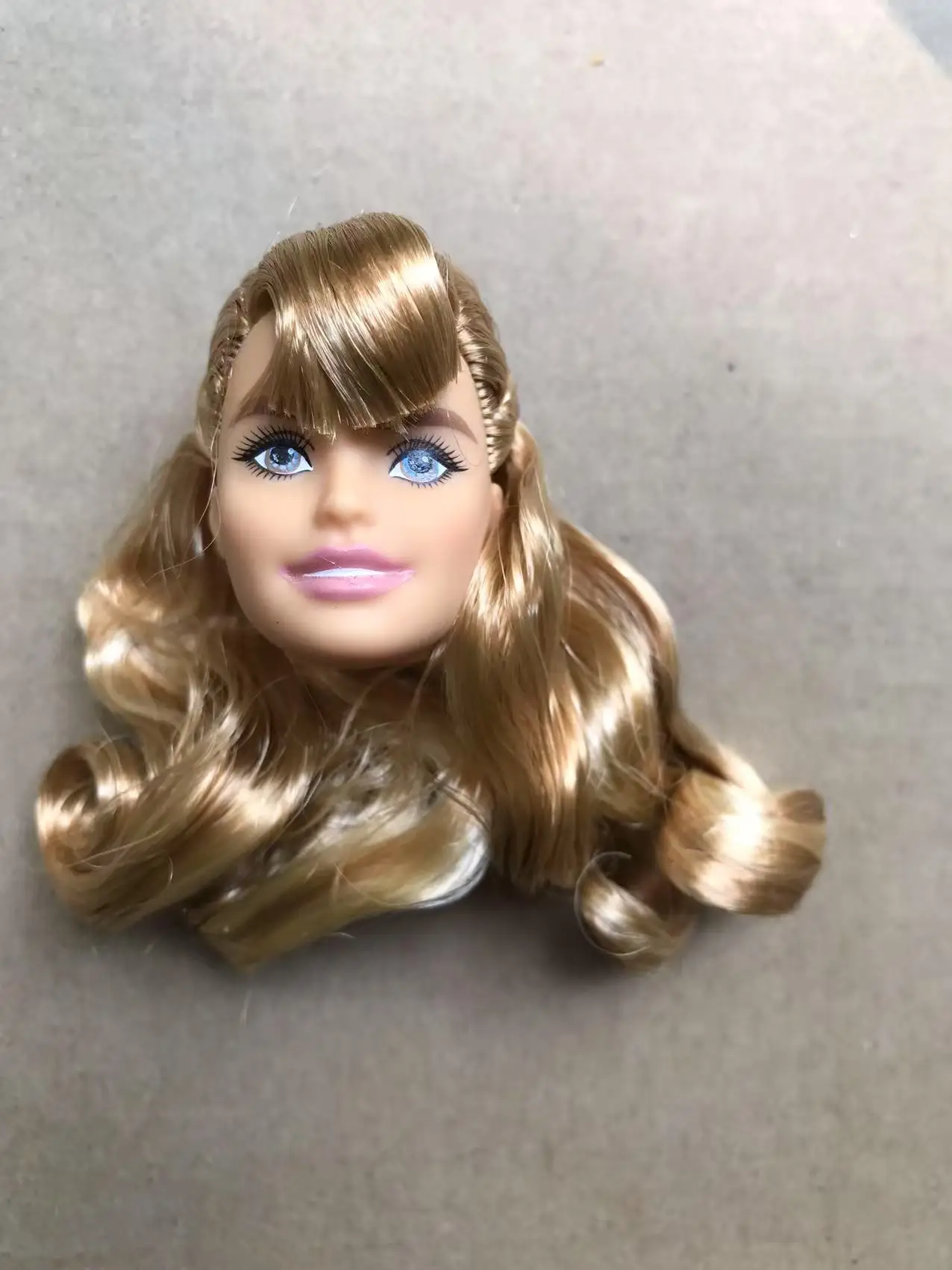 Testa di bambola con faccia rara con lunghi capelli colorati per collezione fai-da-te Accessori per bambole di qualità Figure giocattolo per ragazze