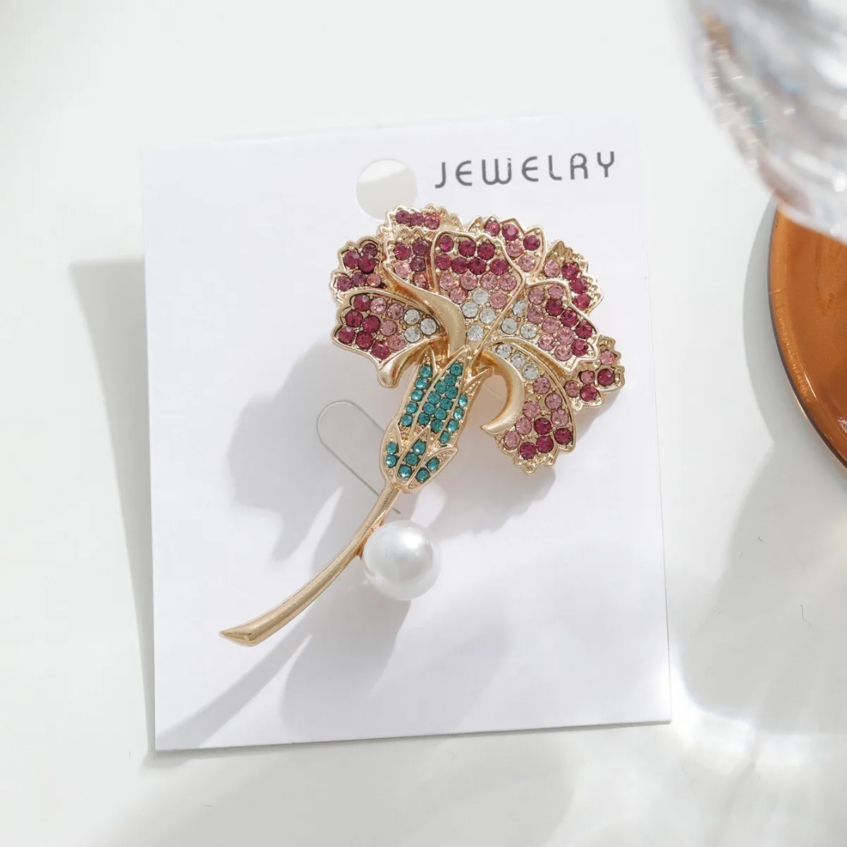 

Elegant Carnation Flower Brooch With Colored Crystal Paved High Quality Rhinestone Alloy Gold Buckles Ideal Gifts For Mother