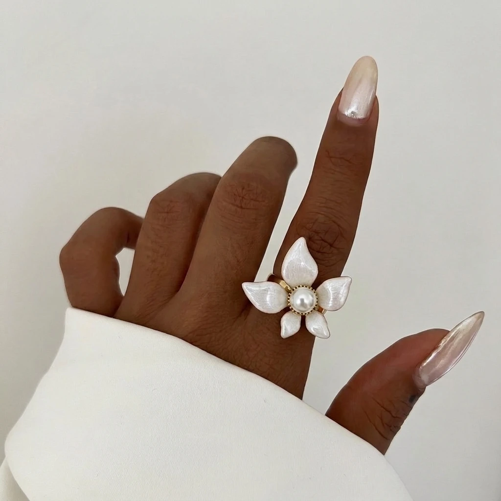 Exquisites Weißes Emaille-Blumen-Armband und Halskette für Damen, Eleganter Perlen-Blumen-Choker, Ring, Modischer Luxus-Schmuck als Geschenk – Detail 4