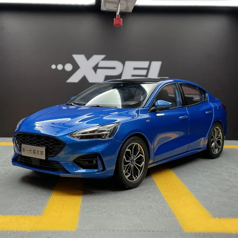 

Масштаб 1:18, 2020, модель автомобиля из сплава FORD FOCUS, литая под давлением, моделирование транспортных средств, коллекционный орнамент, игрушки для мальчиков