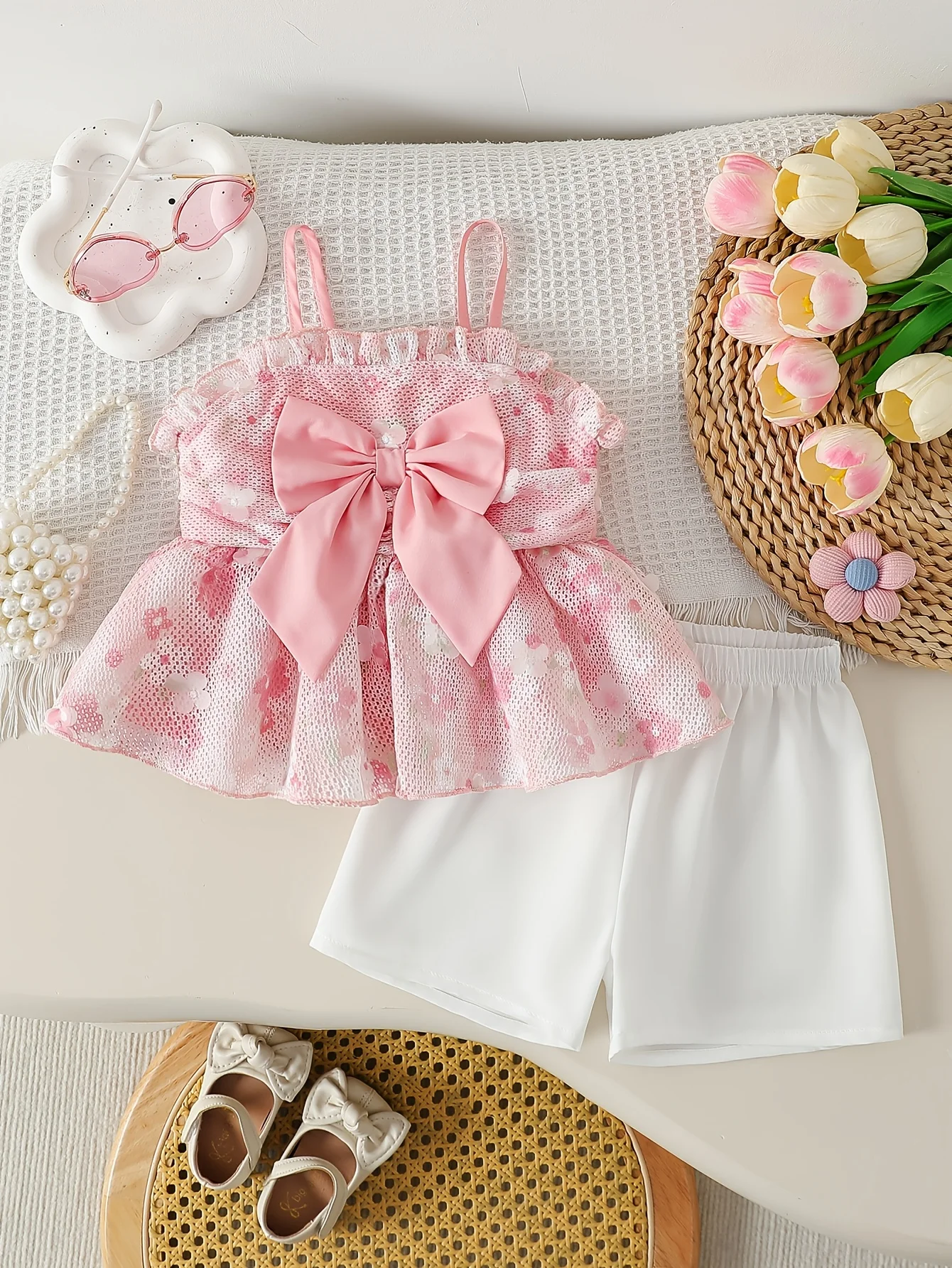 

Летний комплект для девочек: милый топ с бантом и однотонные шорты, идеально подходит для прогулок, дней рождения и в качестве подарка на День святого Валентина для маленьких девочек.