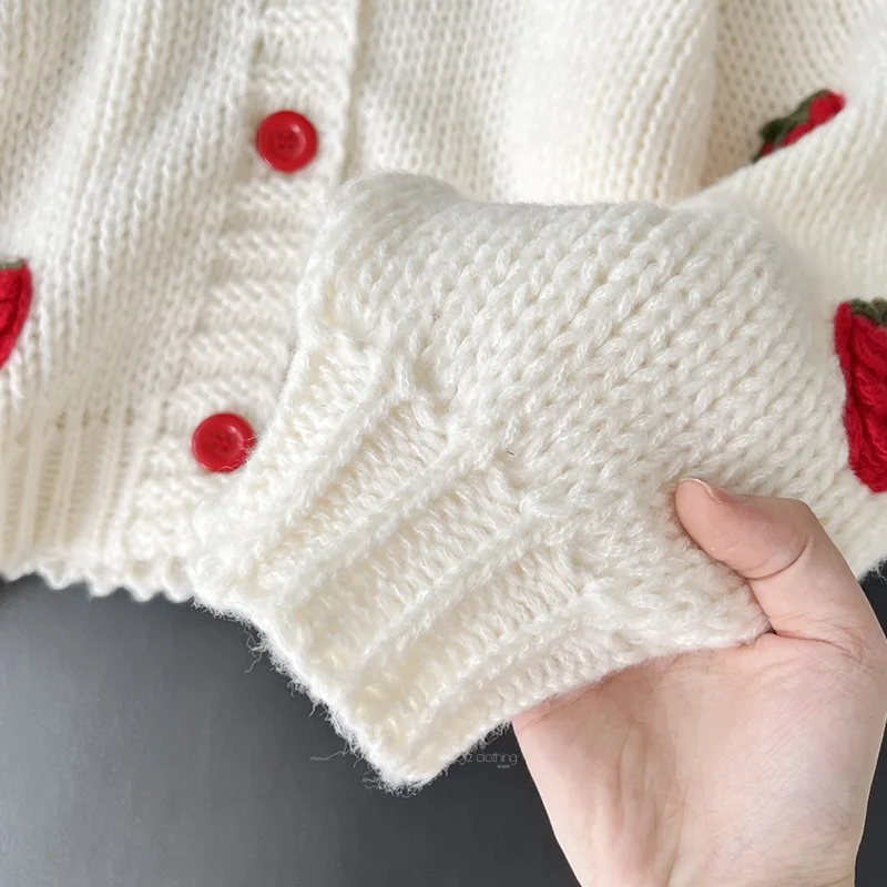 الخريف والشتاء نمط جديد الخامس الرقبة سترة محبوكة معطف الموضة الرجعية تويست الفراولة المطرزة سترة