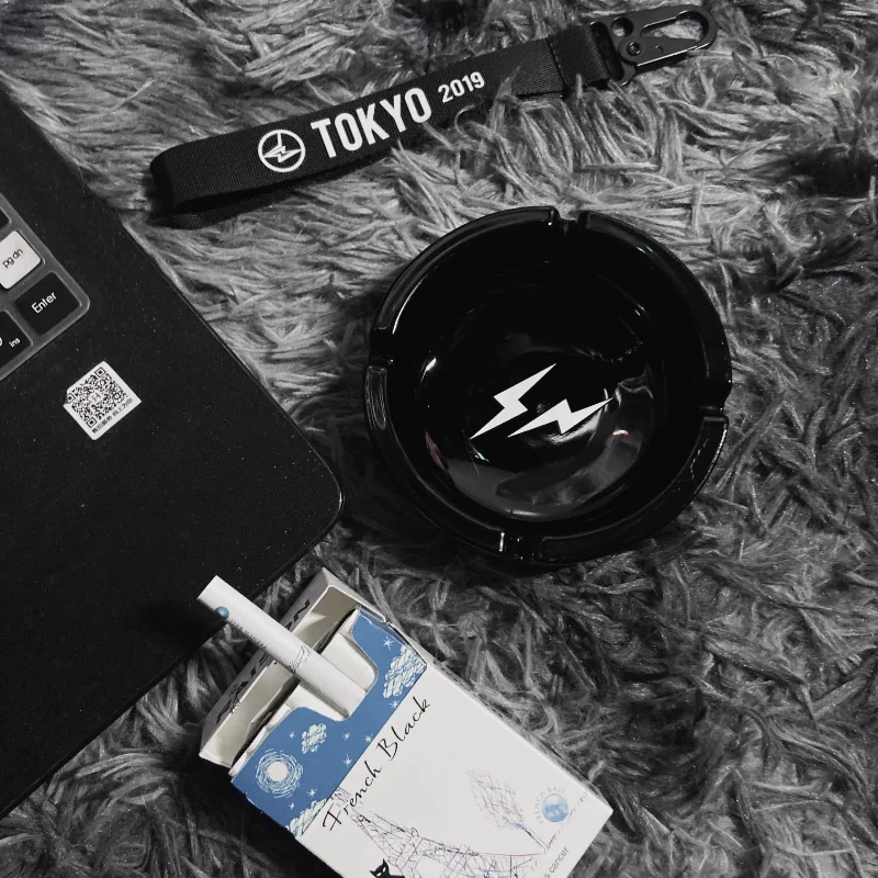 Hiroshi Fujiwara lightning with the same peripheral trend retro black glass ashtray.