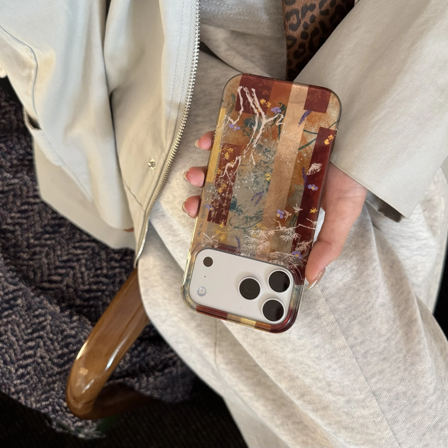 Orientalische, kunstvolle, florale Retro-Handyhülle mit aufwendigen Pflanzen- und Schmetterlingsmotiven für iPhone 18 17 16 15 14 13 Pro Max Rückseiten-Handyhülle Capa – Detail 2