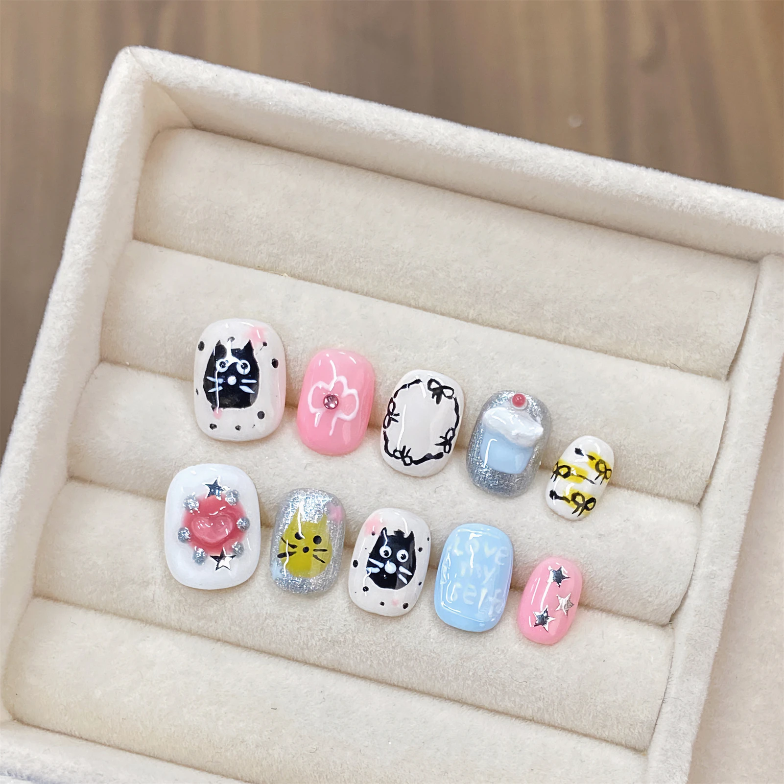 

Hand Painted Cute Cat False Nails Short Round Press On Nails With Glossy Diamond Designs Wearable Summer Nail Tips For Holiday