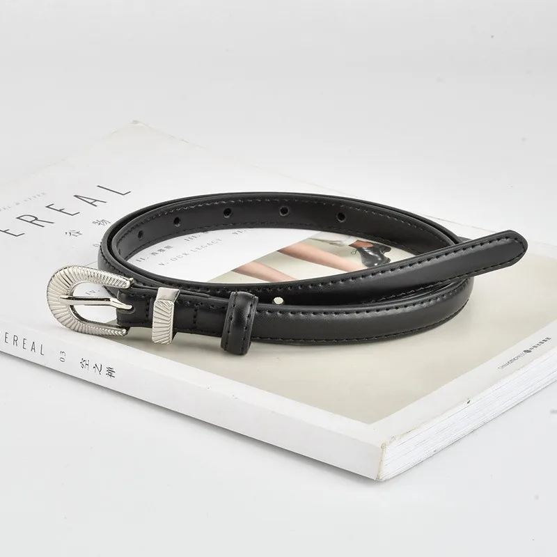 レディースにワンピースとジーンズを合わせたレザーの華奢で洗練されたベルト、ガーリーでスタイリッシュなハイエンドベルト