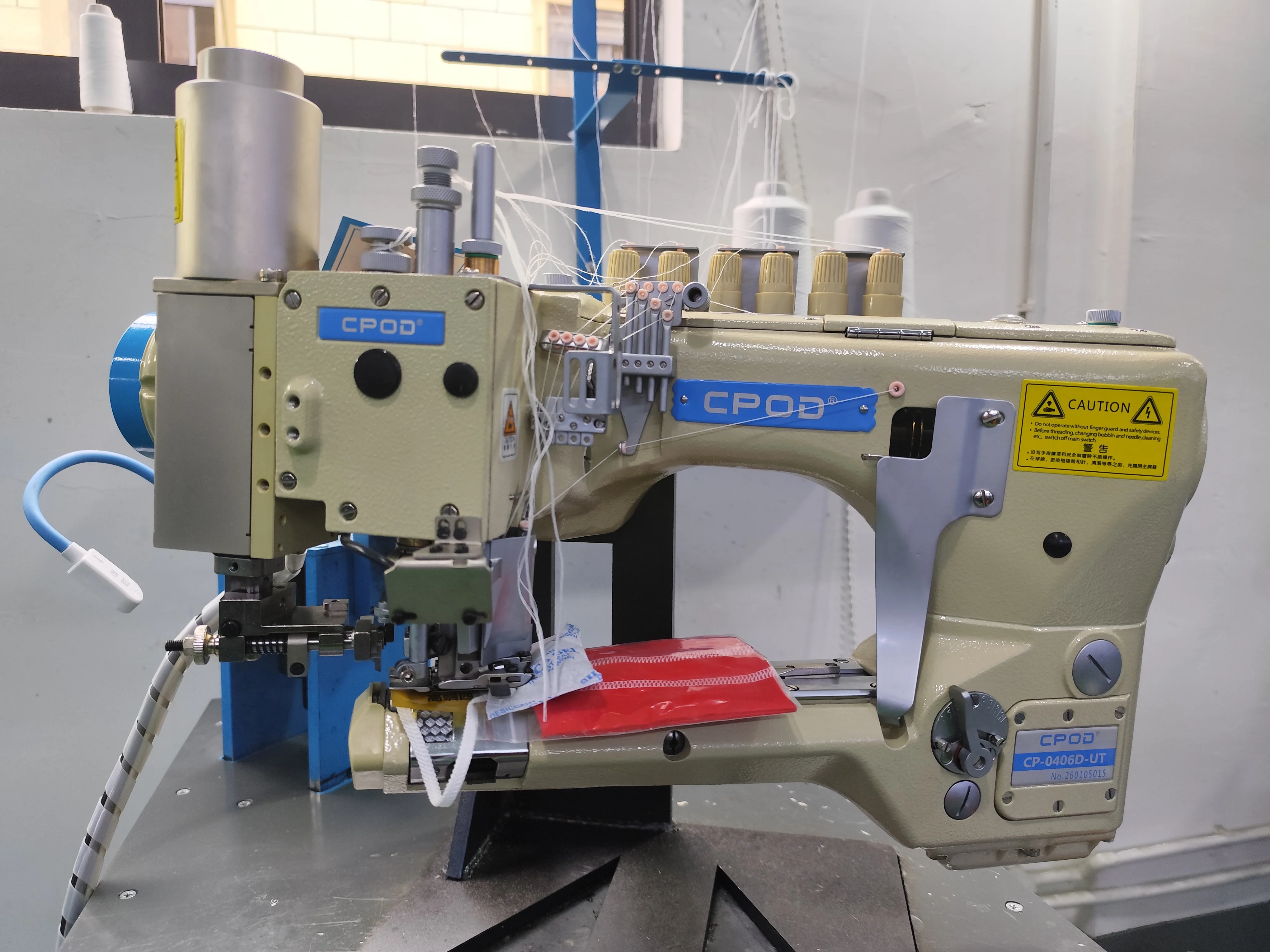 CP-0406  Pneumatic 4   6 Threads Seam Sewing Machine for Yoga Wear Baby Clothes