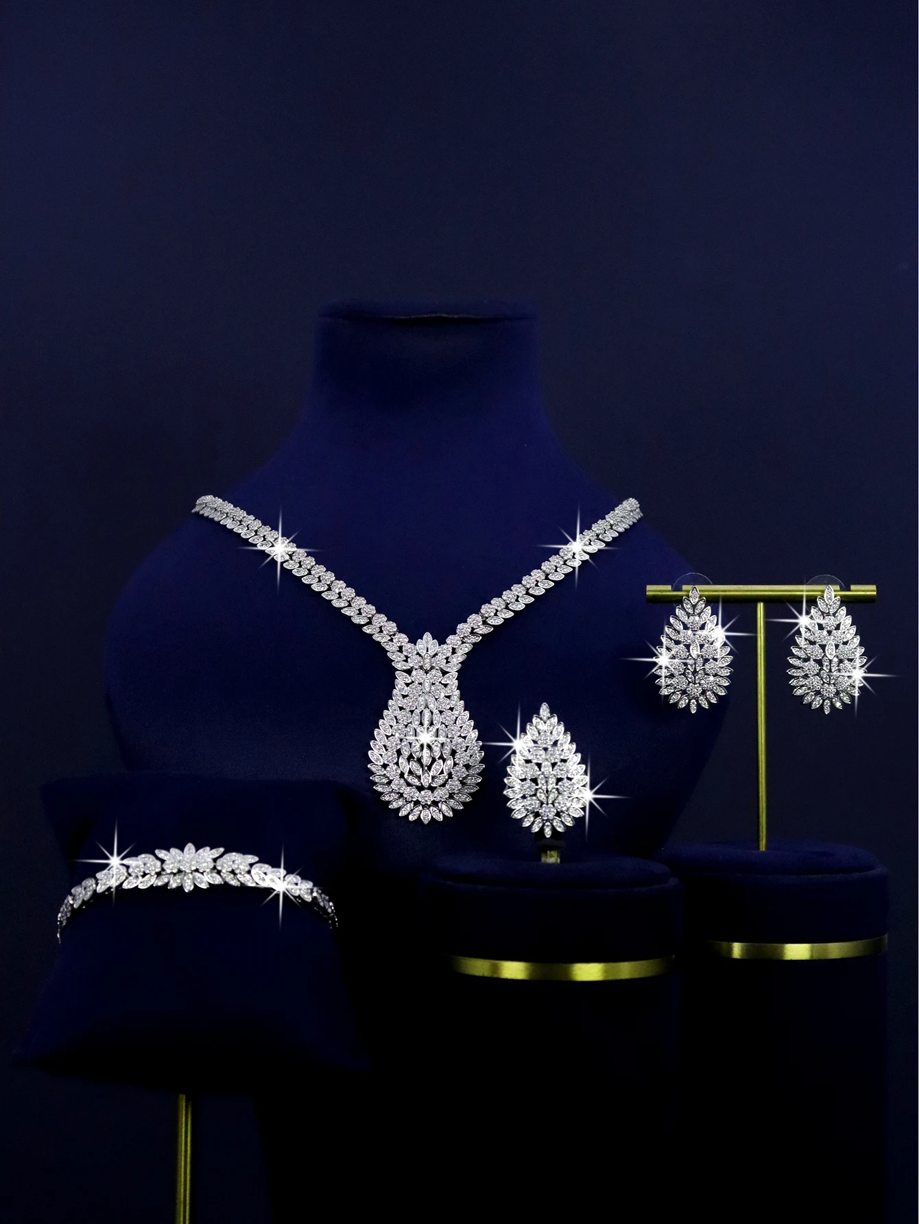 4-piece Platinum Plated Bridal Wedding Season Set Necklace, Earrings, Bracelet, Ring Inlaid with White Water Droplet Zirconia