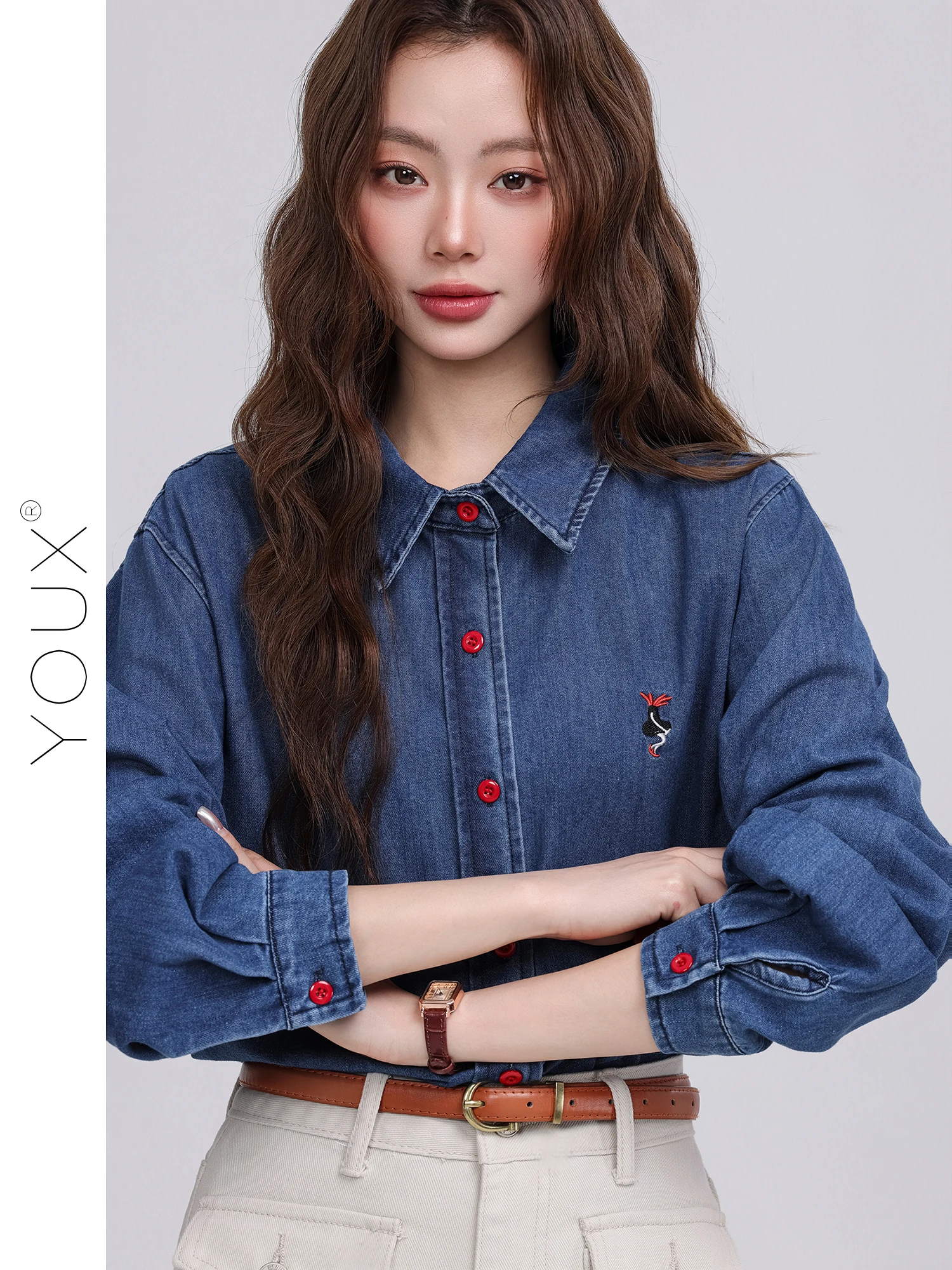 

Новая весенняя коллекция 2026: Модная женская рубашка из денима с вышивкой, красная, повседневная, свободного кроя, с длинным рукавом, из полиэфирного волокна, универсальная