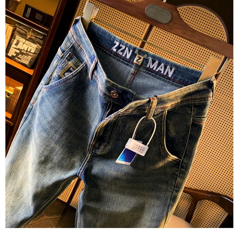 

2025 новые высококачественные легкие роскошные джинсы для мужчин, эластичный приталенный крой, маленькие ноги, осенние и зимние мужские брюки в корейском стиле в стиле ретро.