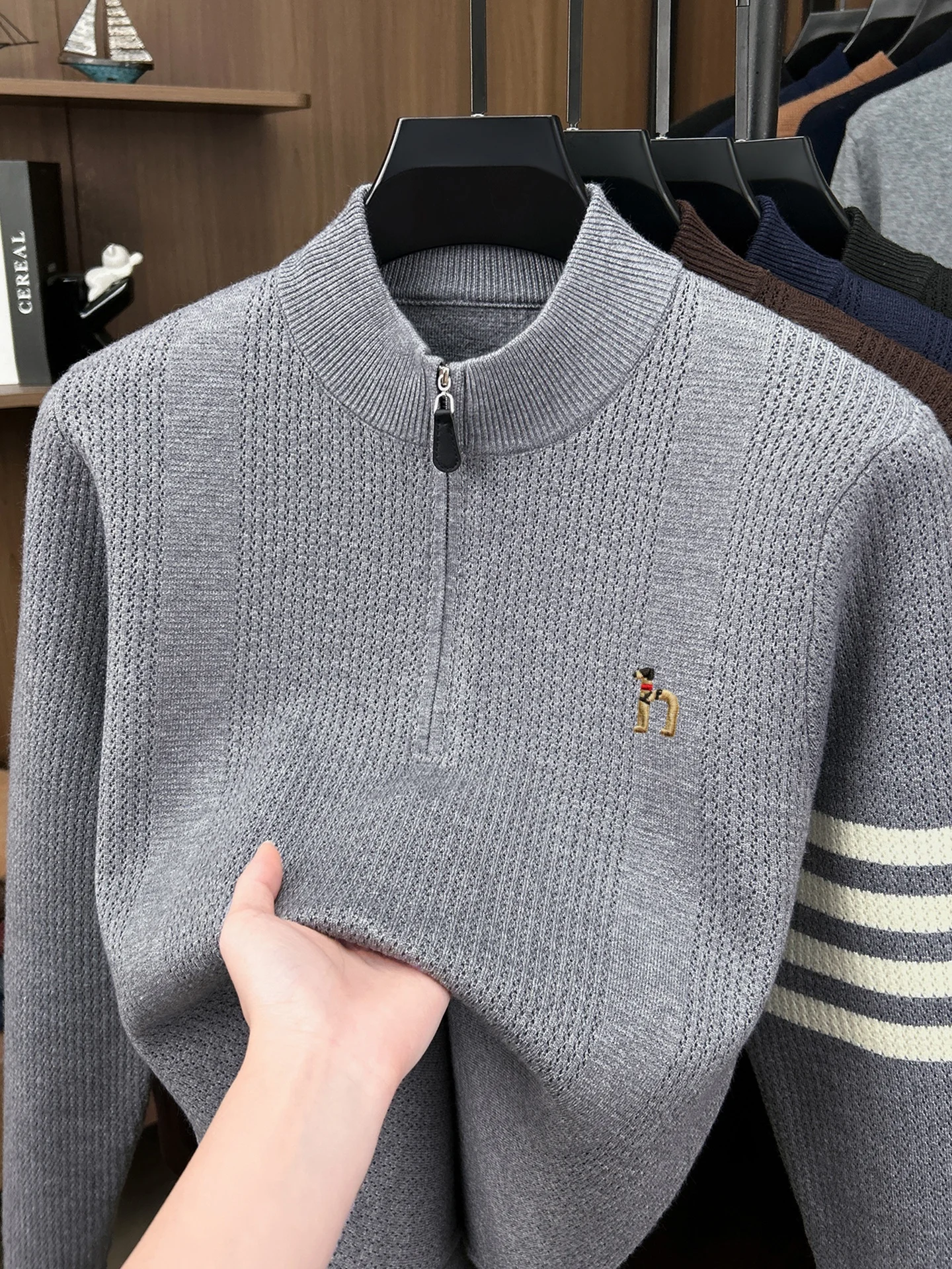 Hochwertiger Modischer Pullover mit Reißverschlusskragen für Herren, Winter-Trend Jacquard-Streifen, Marken-Cartoon-Hund-Stickerei, Warmer Strickpullover – Detail 14