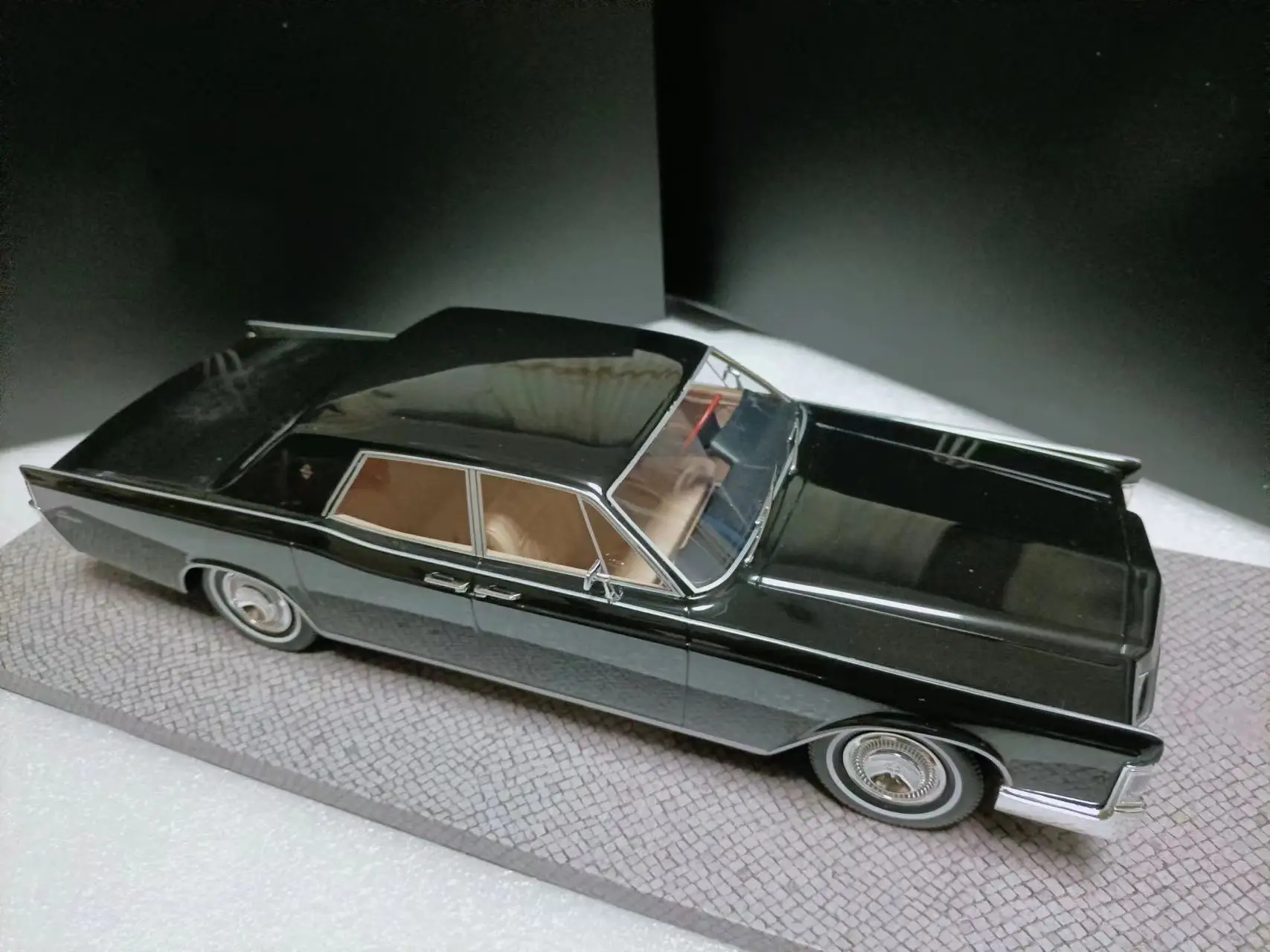 AMC 1:18 Continental 4-D Sedan 1968 Vintage Car Limited to 99 Sets Simulation Resin Static Car Model Toy Gift