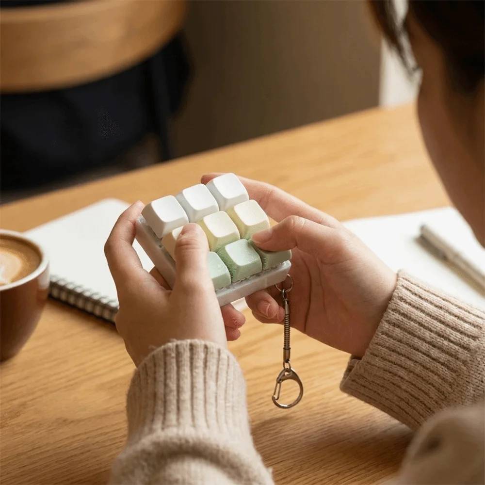 Interactive Small And Elegant Keyboard Keychain Portable Compact Fidget Bag Pendant Light-up Plastic Press Button Keyring Travel