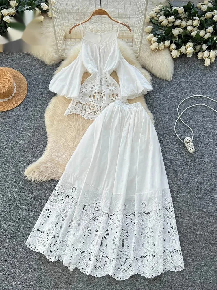 

Летний комплект с цветочной вышивкой: топ на бретельках с открытыми плечами + свободная юбка, в стиле Clean Girl, с вырезами, для отпуска