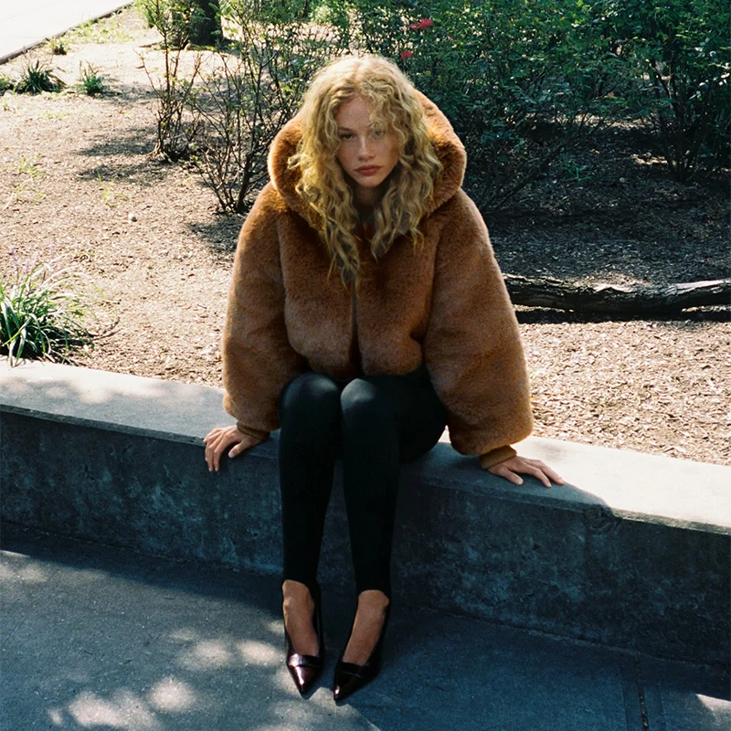 معطف نسائي فاخر أنيق من الفرو الصناعي معطف شتوي فضفاض رائع من القطيفة سترة قصيرة 2025 ملابس خروج غير رسمية أنيقة متعددة الاستخدامات جديدة