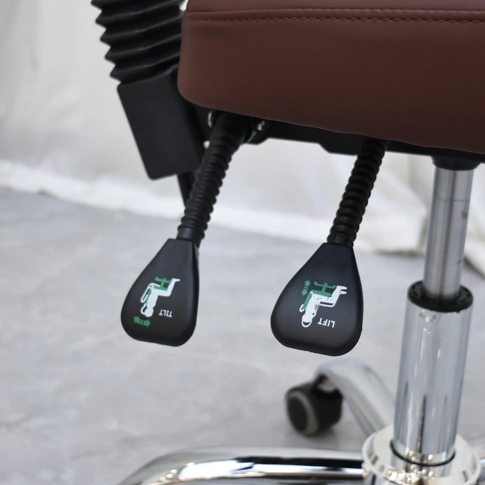 Ergonomischer Rollhocker mit Rückenlehne, für Nageltechniker, Friseure & Zahnärzte, Komfortabler Hebe-Technikerstuhl mit Rollen – Detail 13