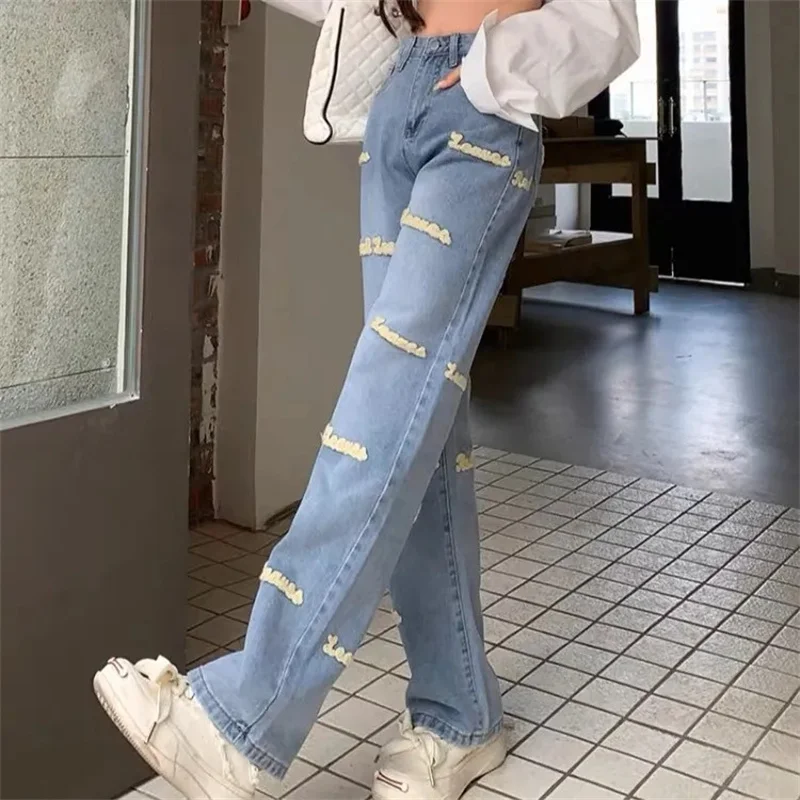 Damskie jeansy z wysokim stanem w stylu koreańskim, proste nogawki, jesienno-zimowe, haftowane litery, wysoki stan, wyszczuplające, szerokie nogawki.