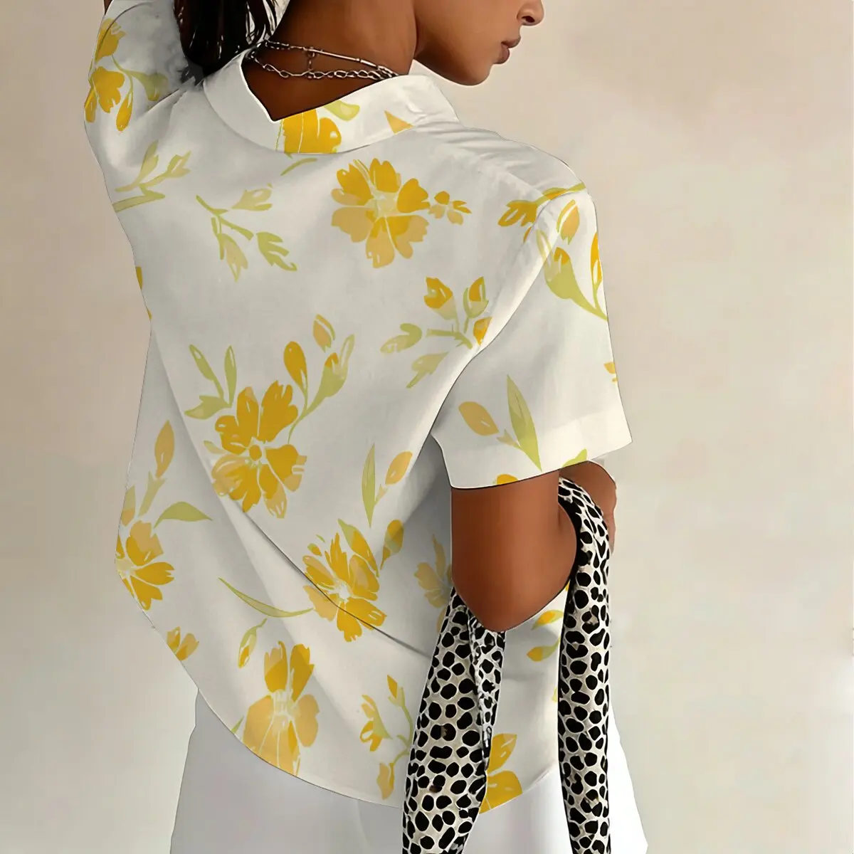 Plus-size women's elegant floral print short-sleeved shirt, mature and sophisticated style, suitable for commuting image 4