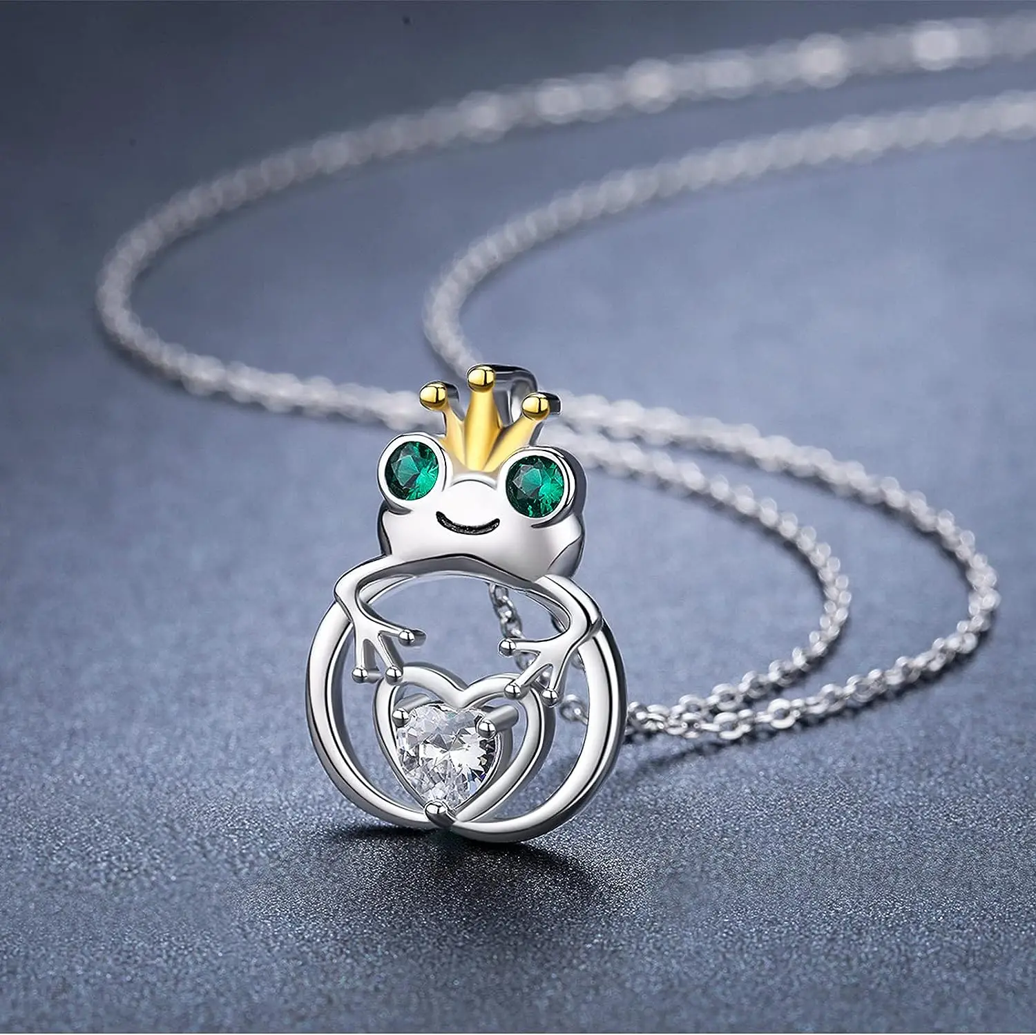 Creative Cartoon Frog Prince Pendant Necklace for Women Cute Green Eyed Frog Animal Jewelry Necklace Girls Birthday Gifts