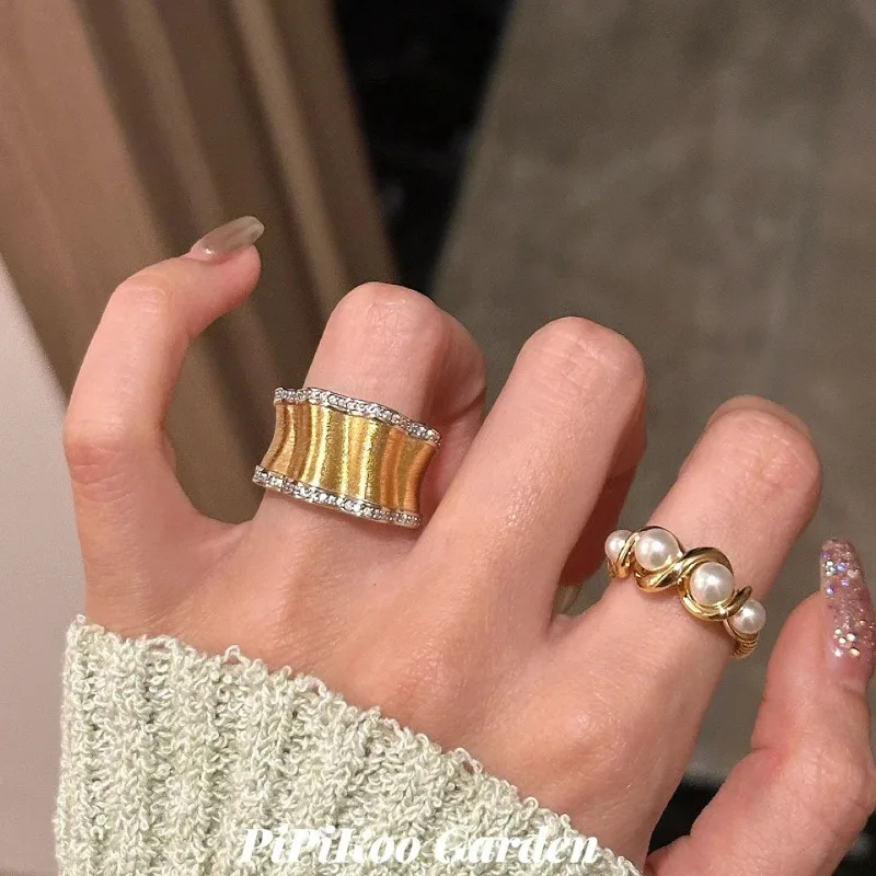 Light Luxury Wavy Edge Inlaid Crystal Retro Wire Drawing Crafts Shiny Rings for Women Wide Pleated Hem Ring High Fine Jewelry