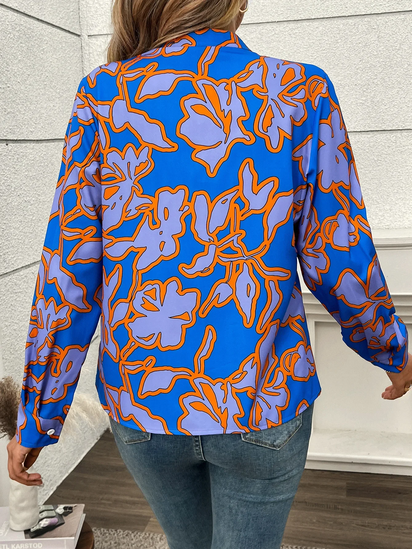 Elegancka damska koszula z kwiatowym nadrukiem kontrastowym, stójką, dekoltem w serek, długim rękawem, regularny krój, do noszenia na co dzień.